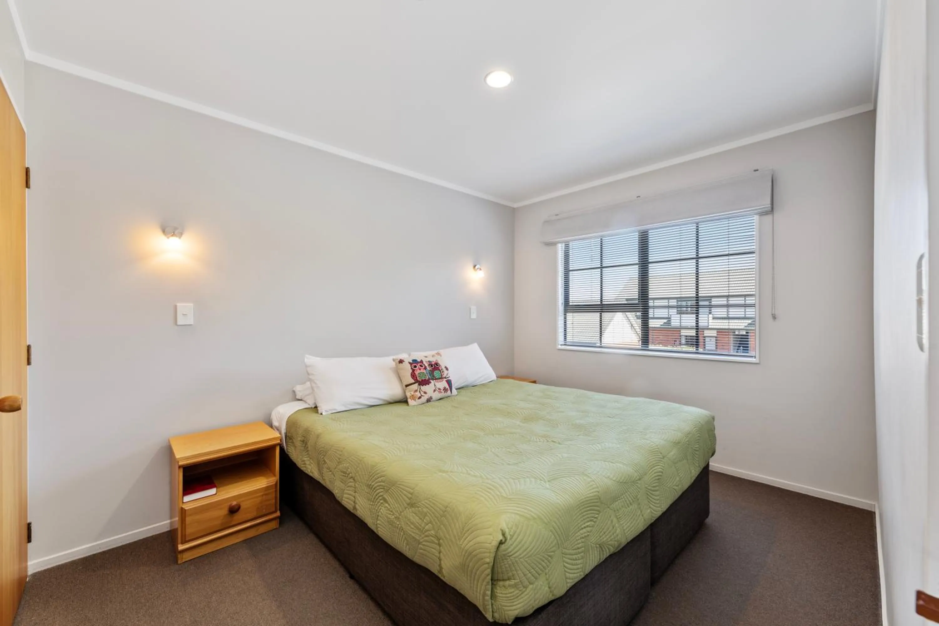 Bedroom, Bed in Knightsbridge Court Motor Lodge