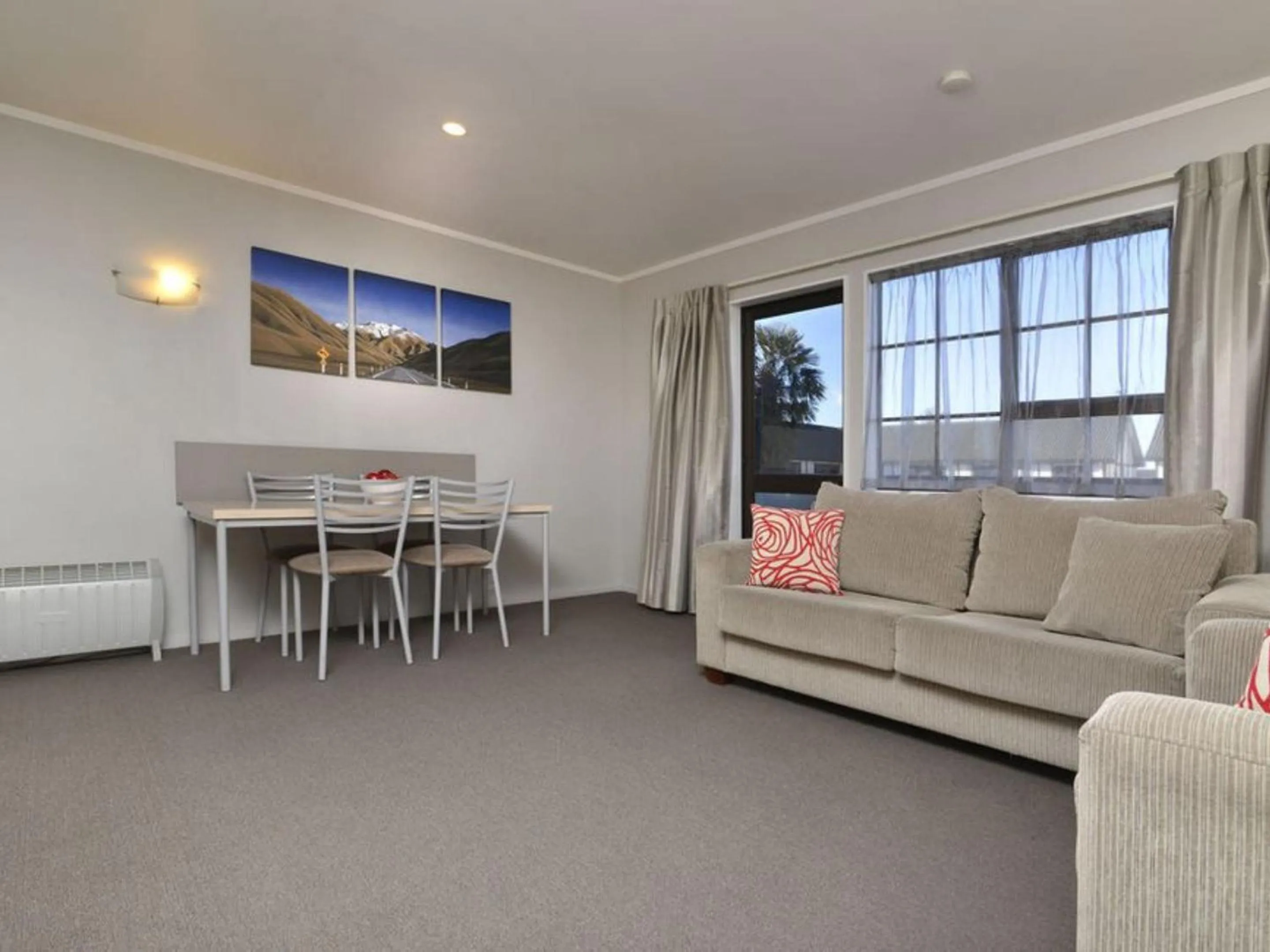 TV and multimedia in Knightsbridge Court Motor Lodge