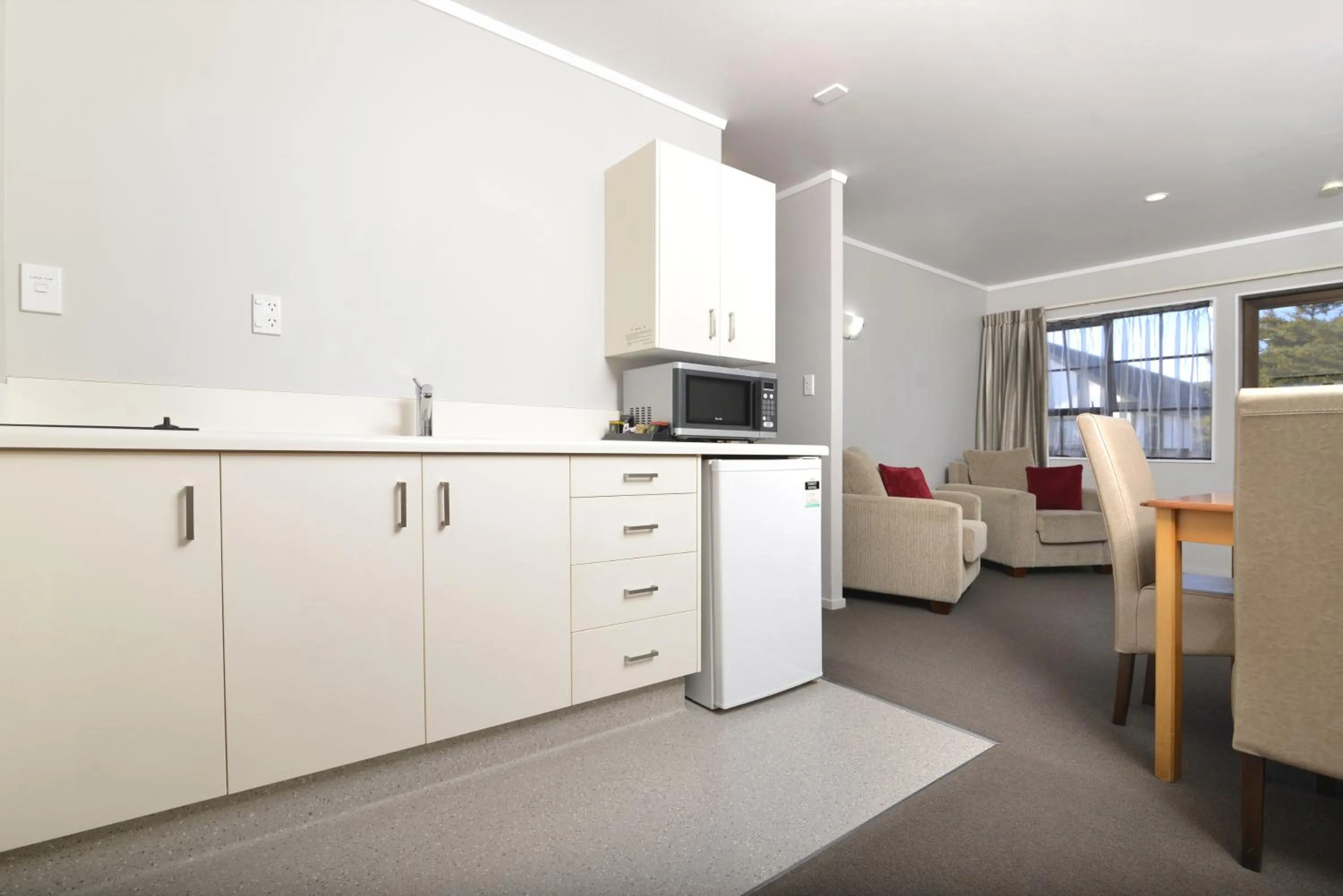 Kitchen or kitchenette in Knightsbridge Court Motor Lodge