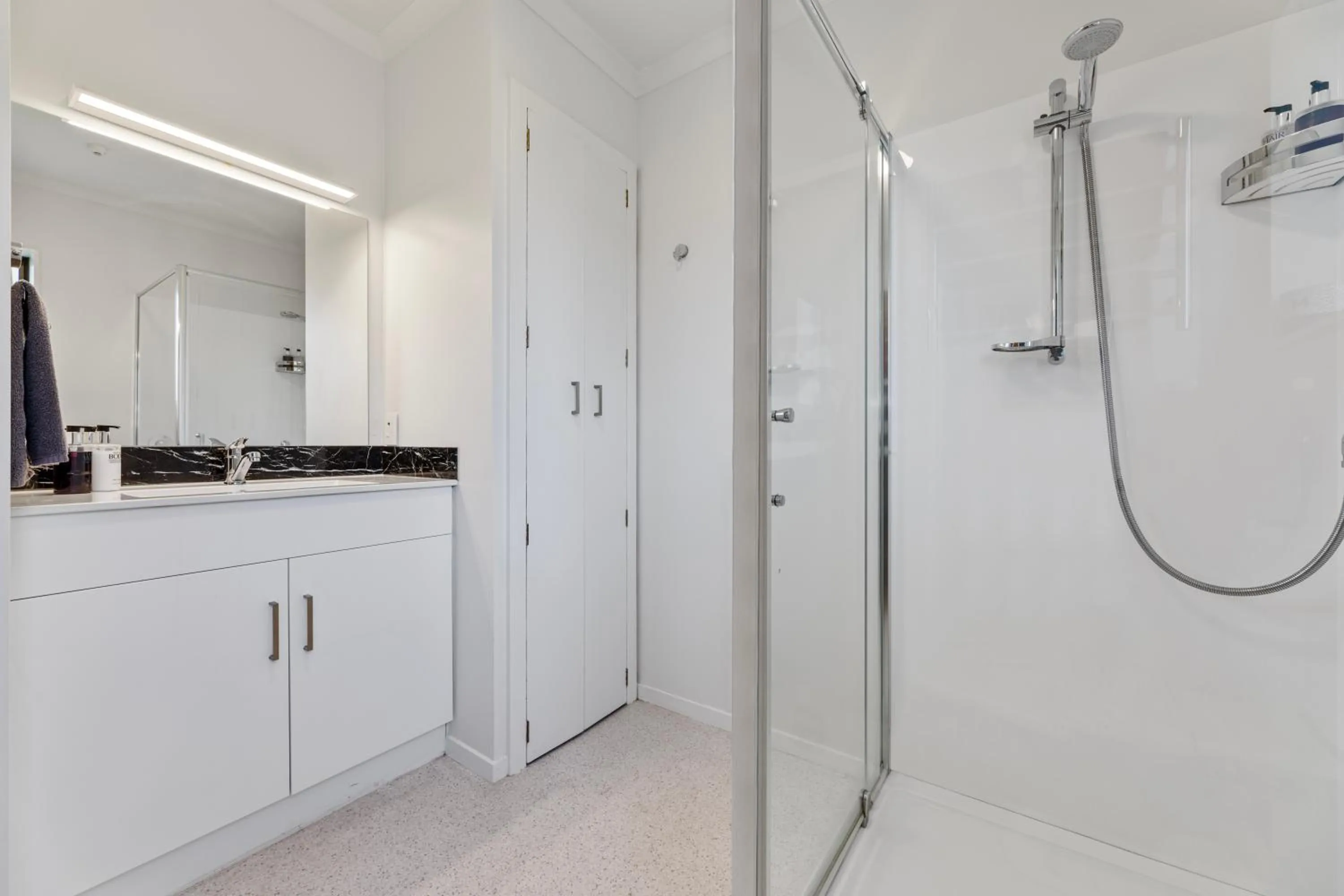 Toilet in Knightsbridge Court Motor Lodge