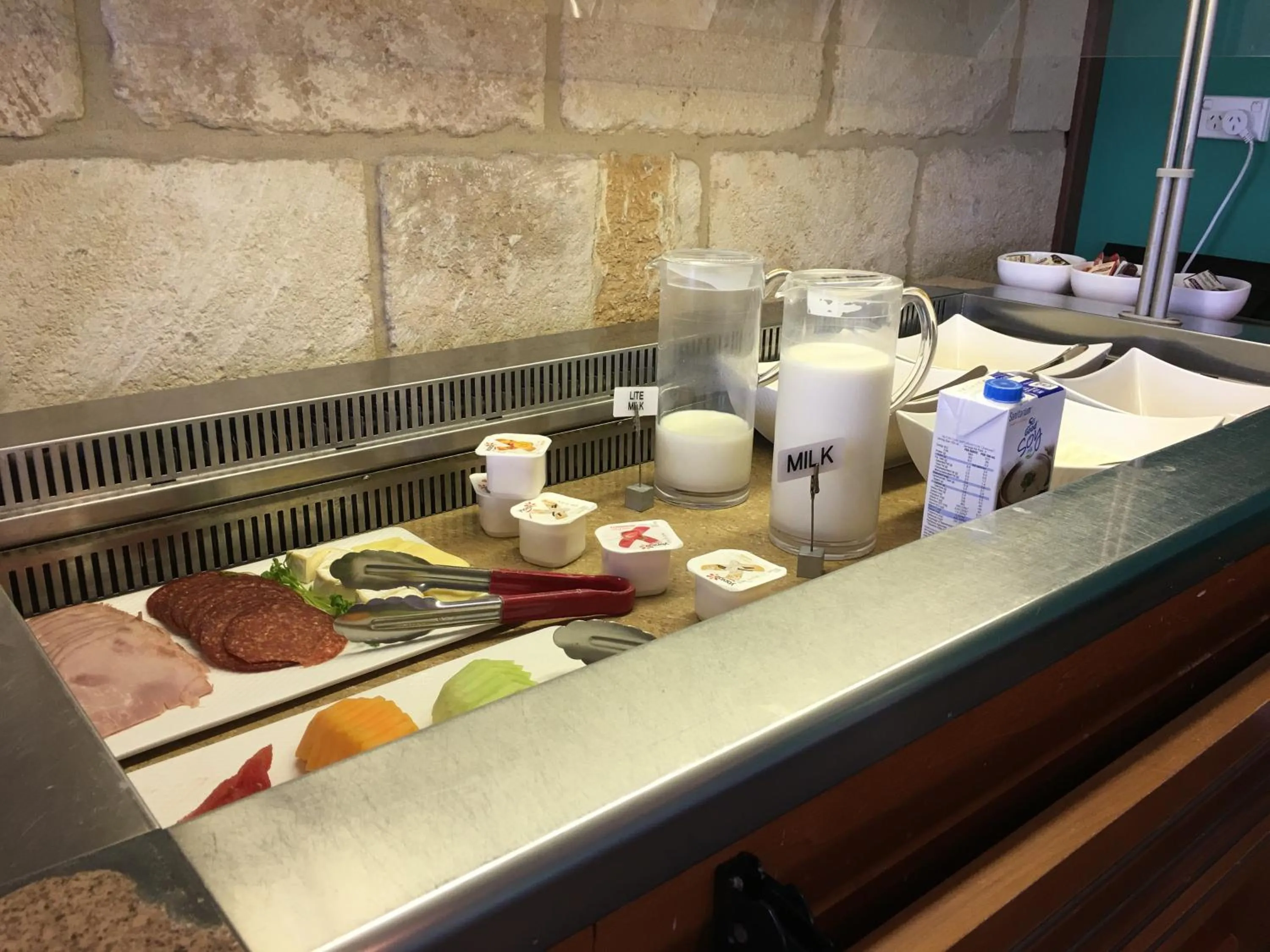 Food and drinks in Hospitality Geraldton SureStay Collection by Best Western