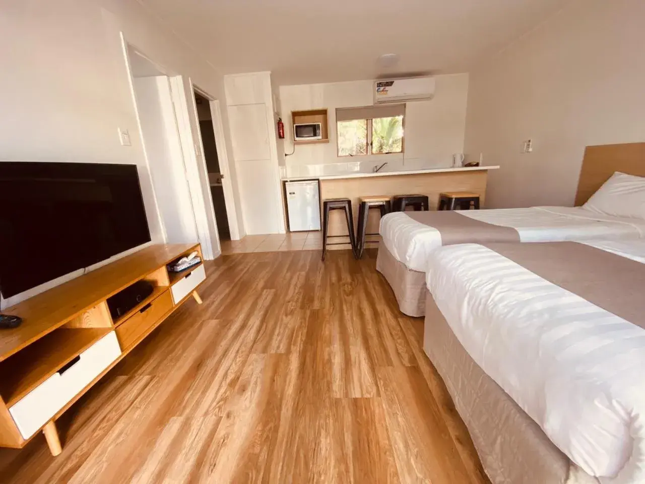 TV and multimedia, Bed in Ocean Inn Motel TV and multimedia, Bed in Ocean Inn Motel