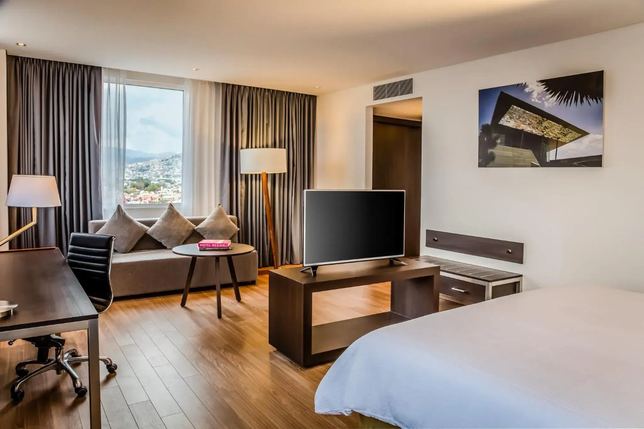 Photo of the whole room, Bed in Fiesta Inn Pachuca Gran Patio Photo of the whole room, Bed in Fiesta Inn Pachuca Gran Patio