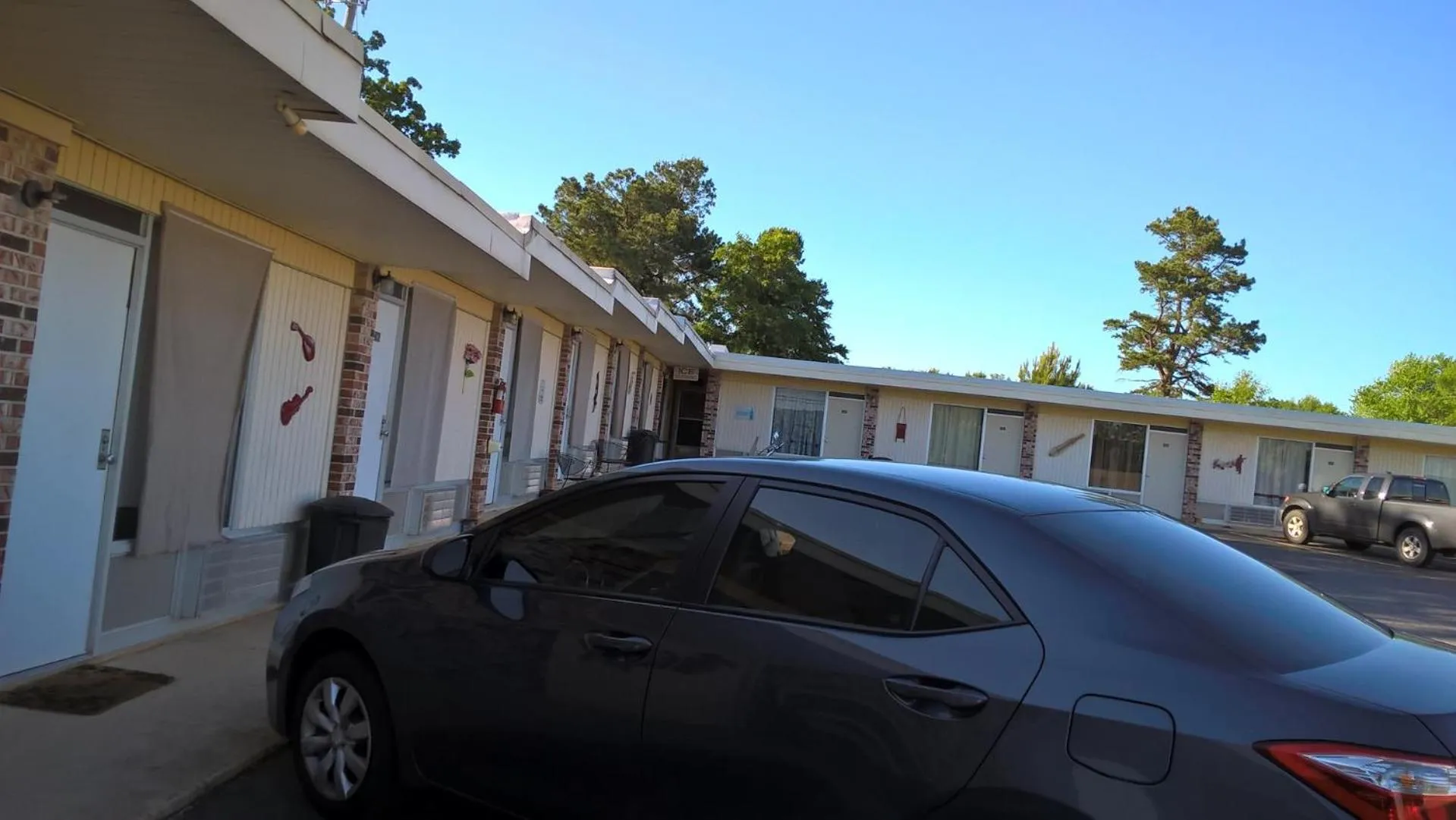 Day in Dogwood Motel