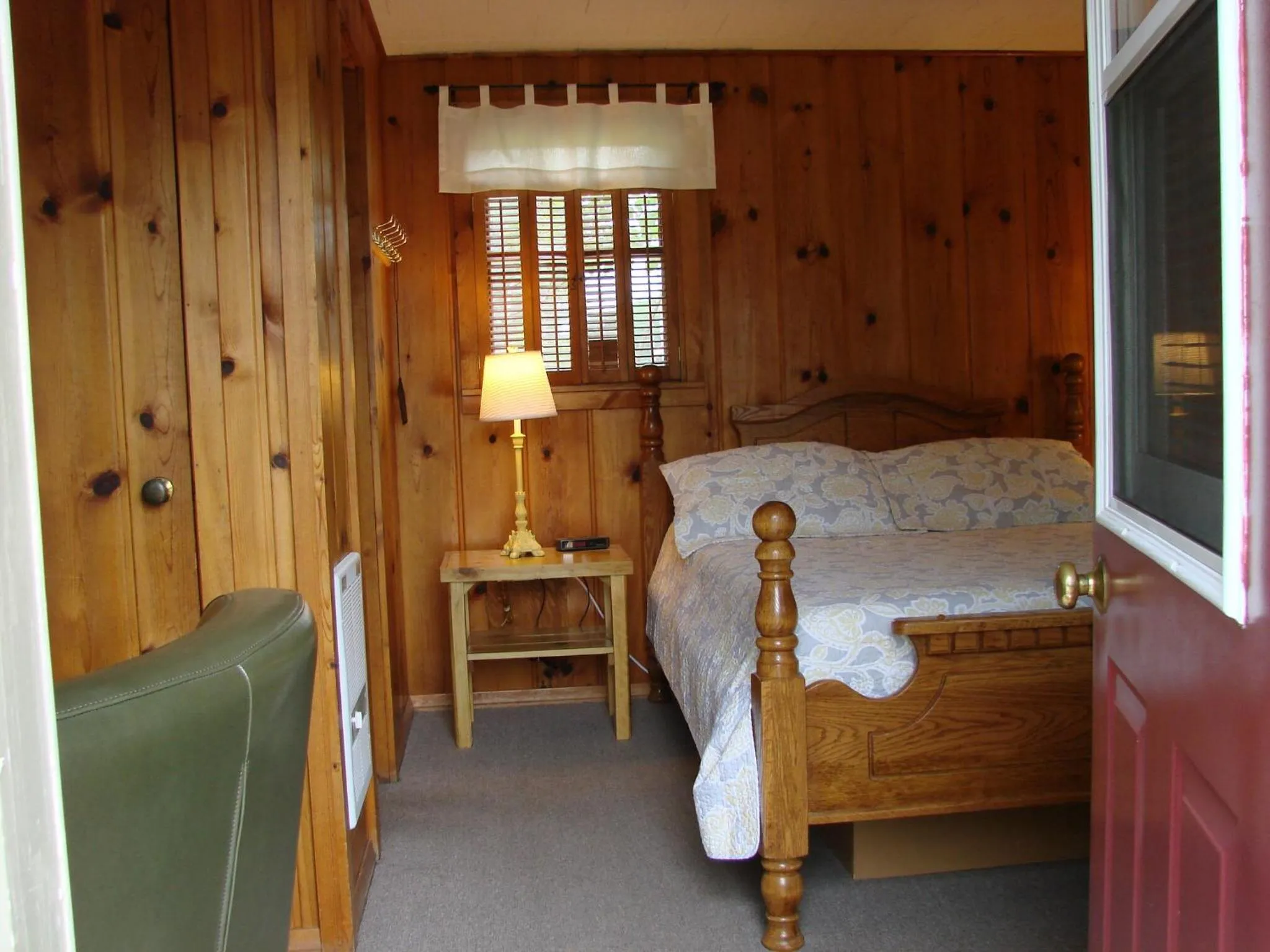 Bedroom, Bed in Cedar Ridge Cabins
