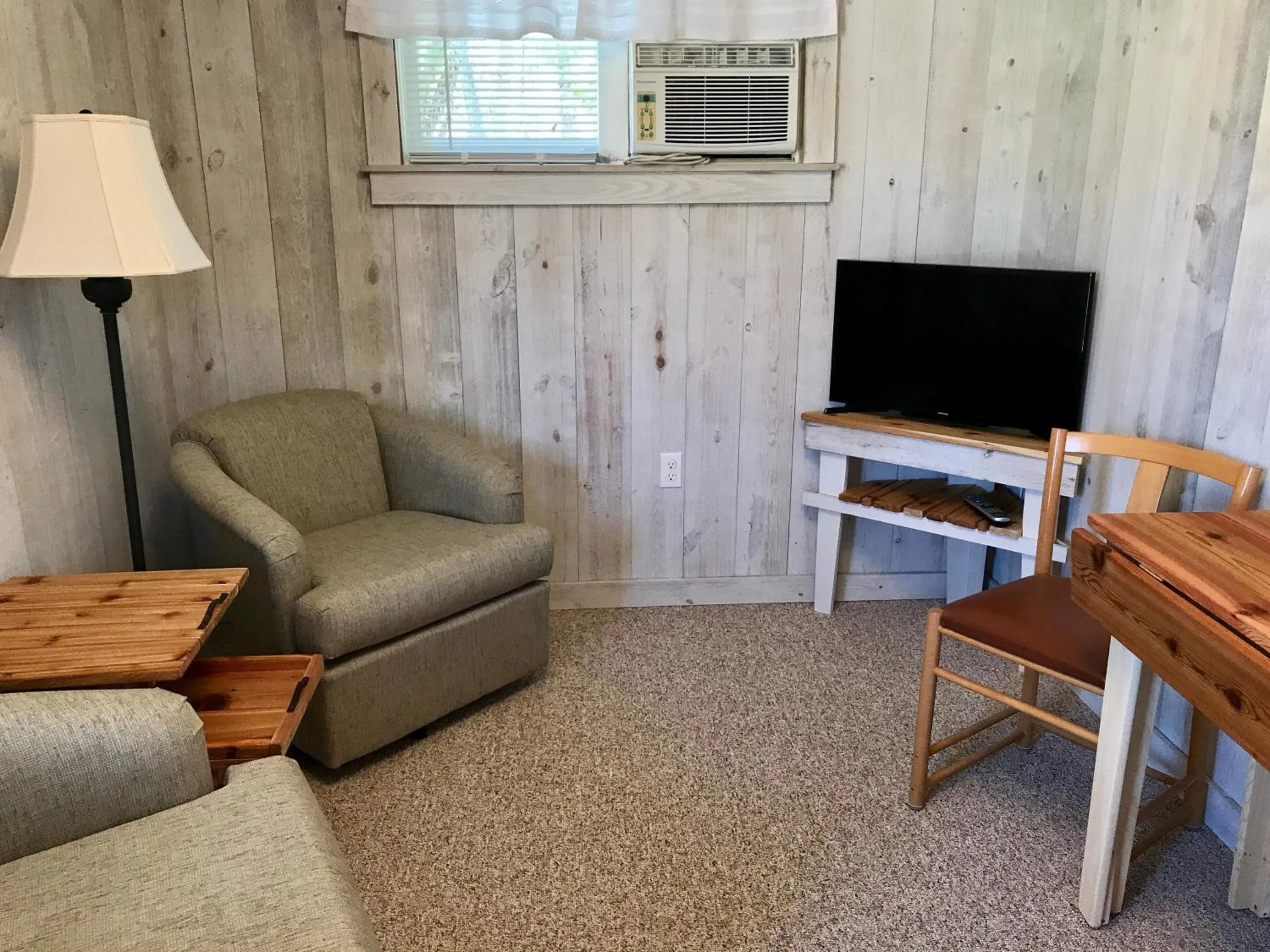 Seating area in Cedar Ridge Cabins
