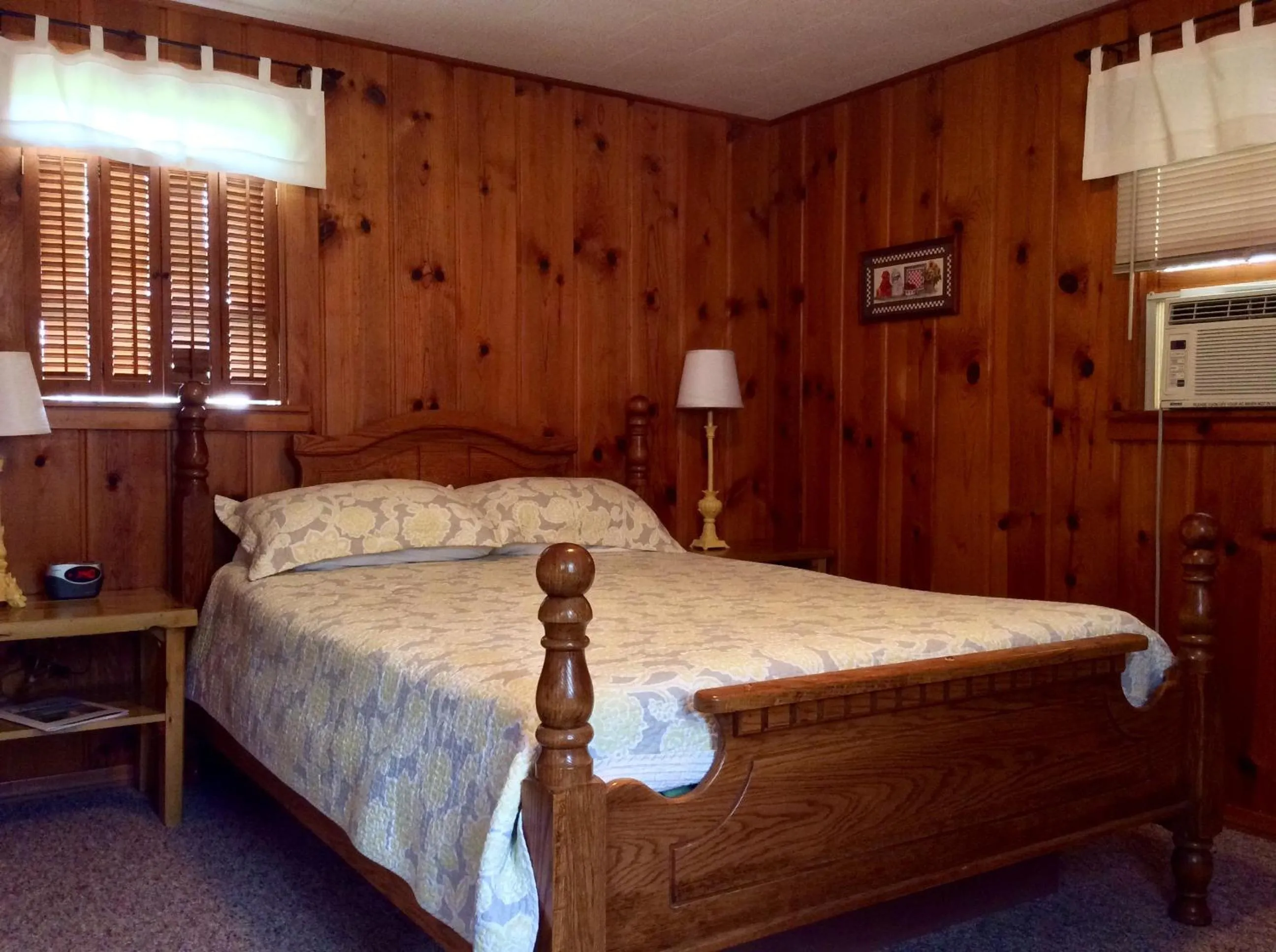 Bedroom, Bed in Cedar Ridge Cabins