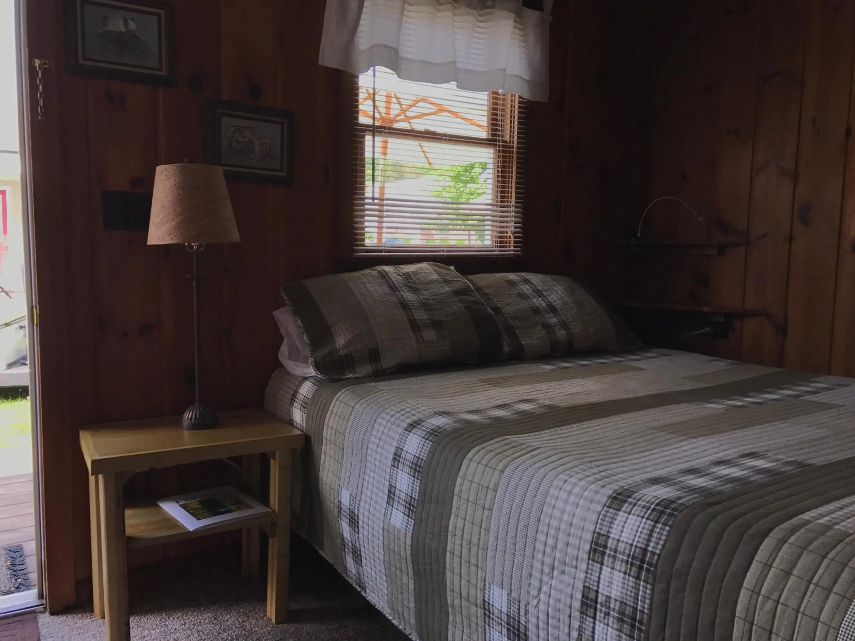 Queen Room in Cedar Ridge Cabins Queen Room in Cedar Ridge Cabins