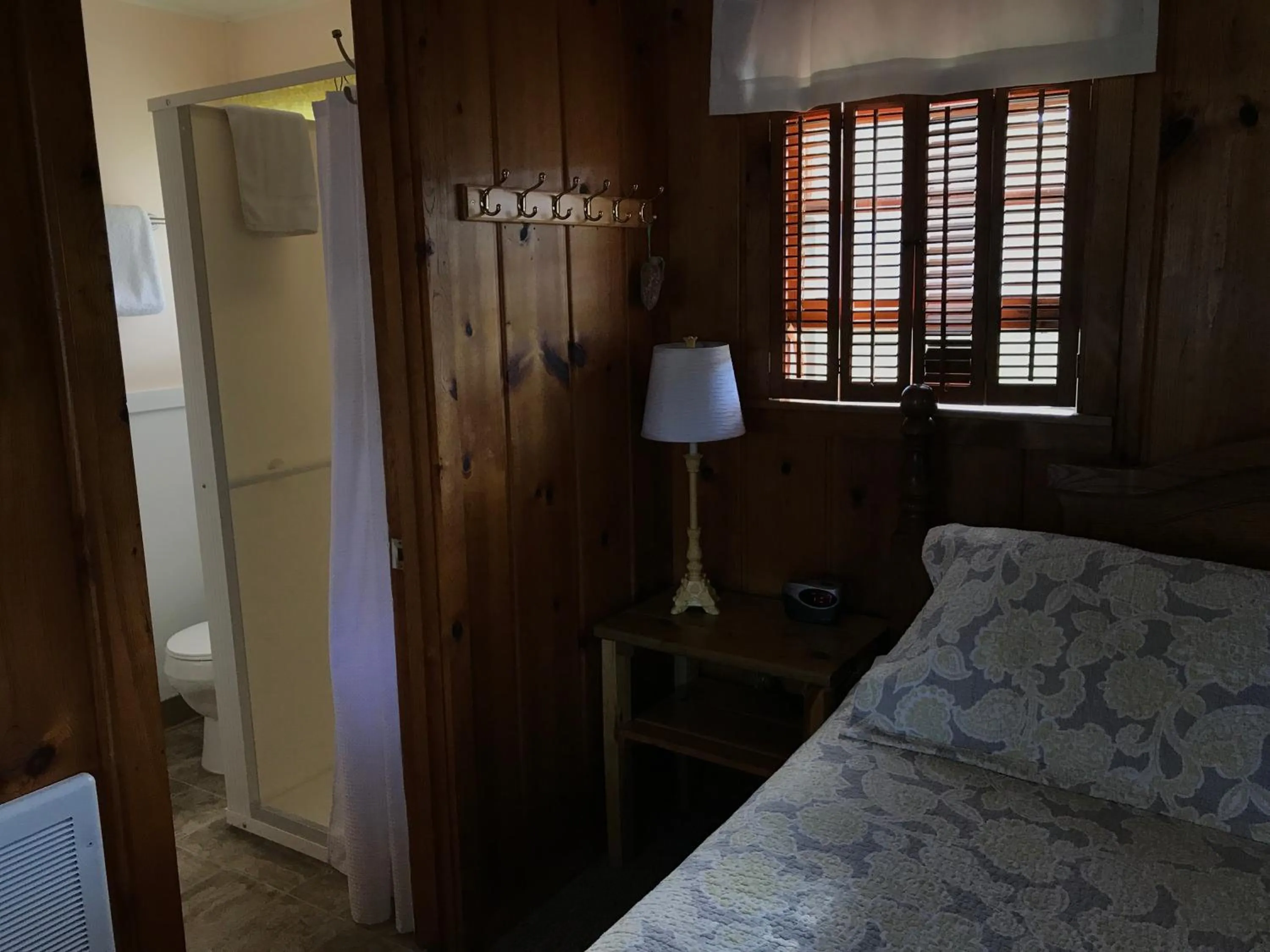 Bathroom, Bed in Cedar Ridge Cabins