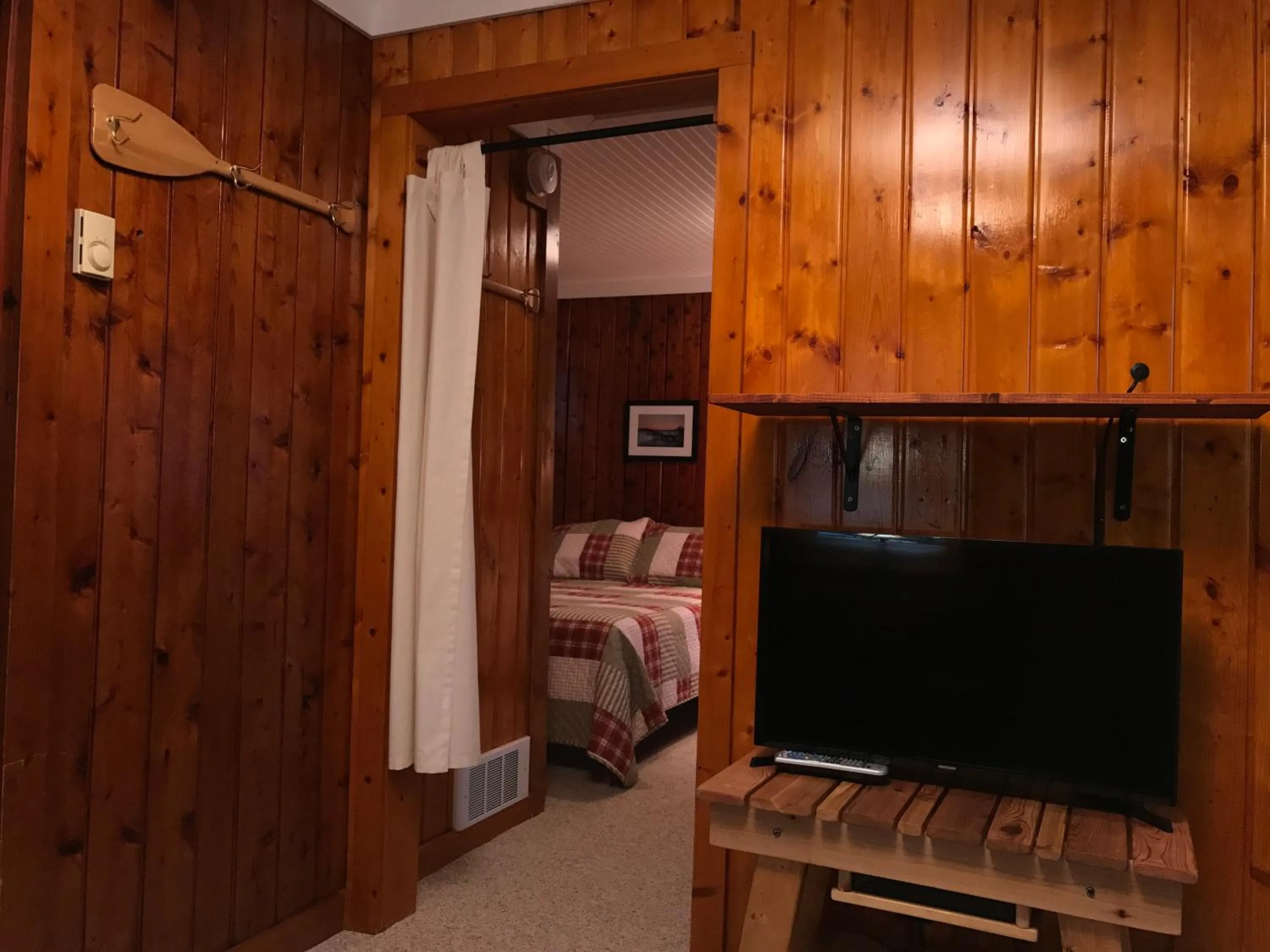 TV and multimedia, Bed in Cedar Ridge Cabins