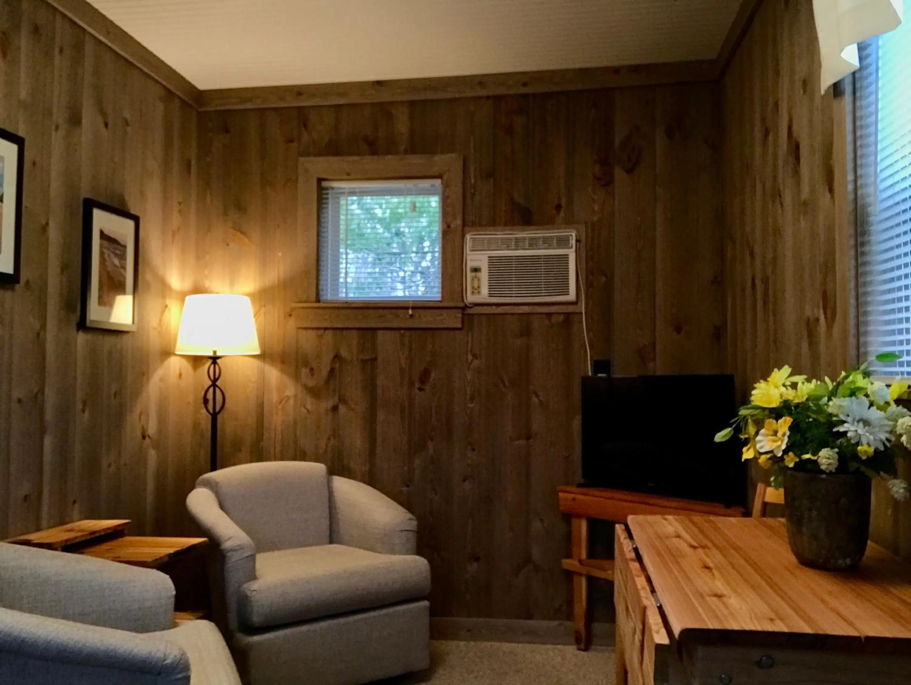 Seating area in Cedar Ridge Cabins
