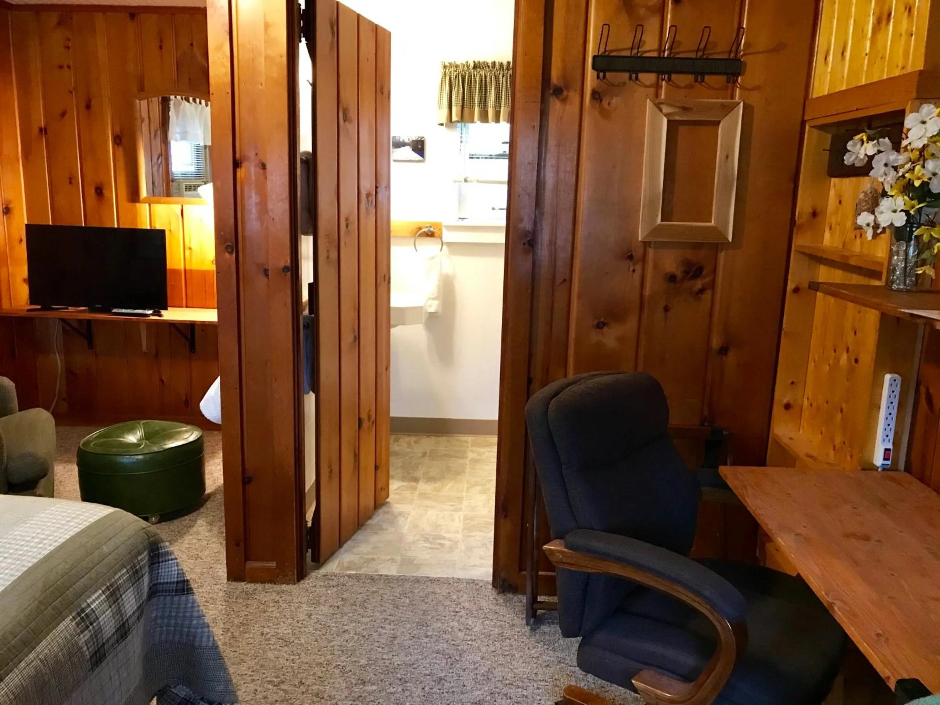 Seating area in Cedar Ridge Cabins