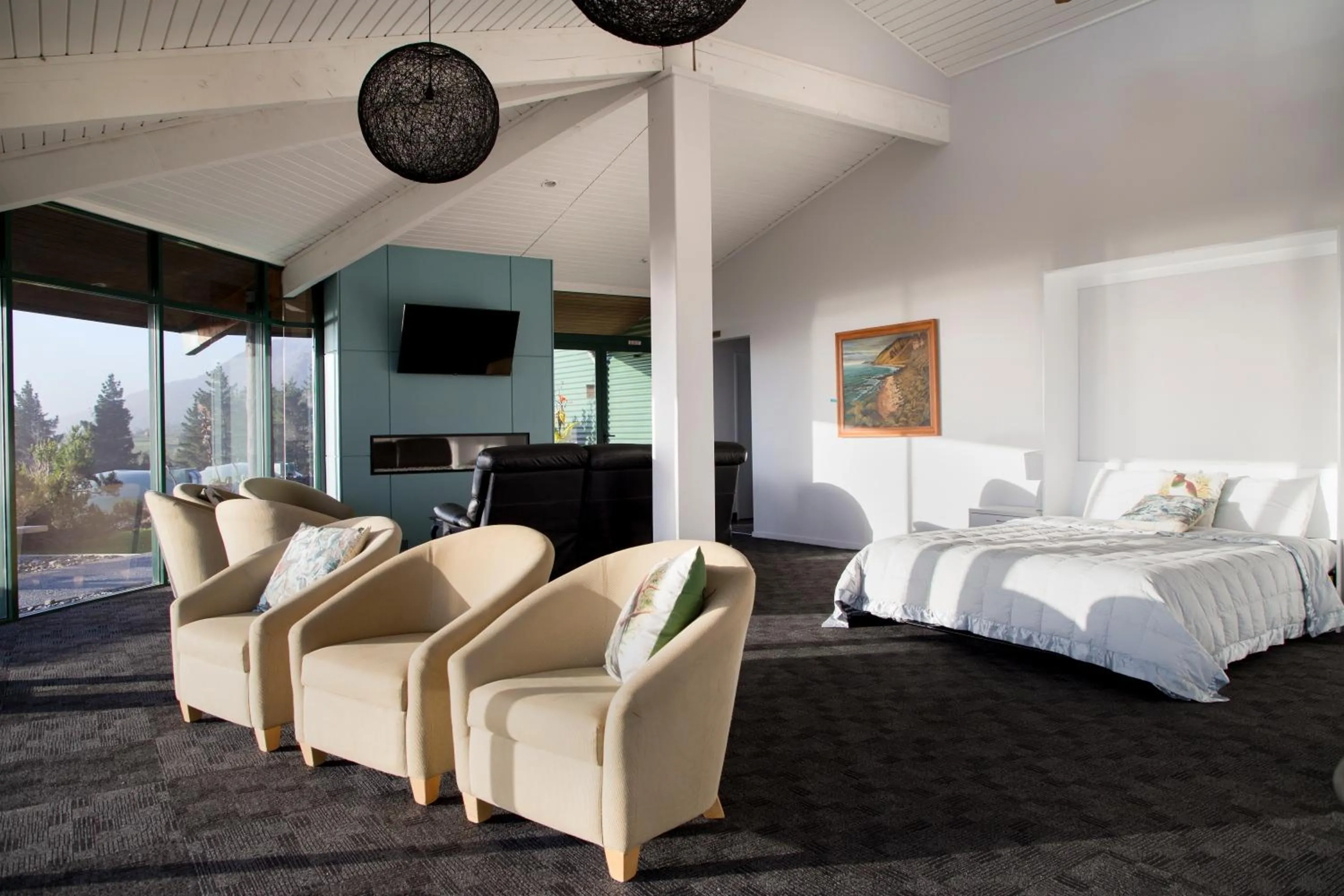 Photo of the whole room, Bed in Rataview