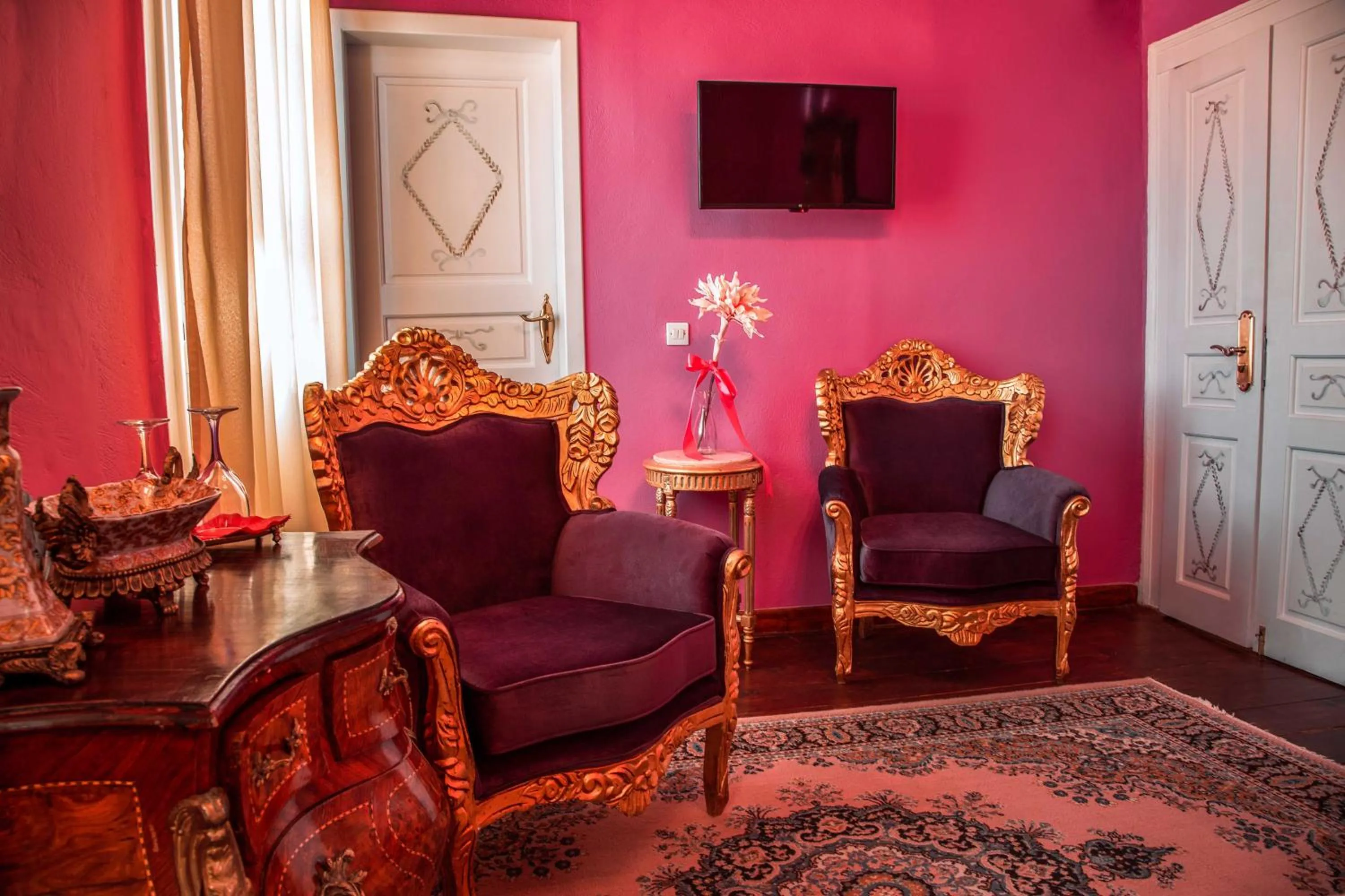 Living room in Ilion Hotel