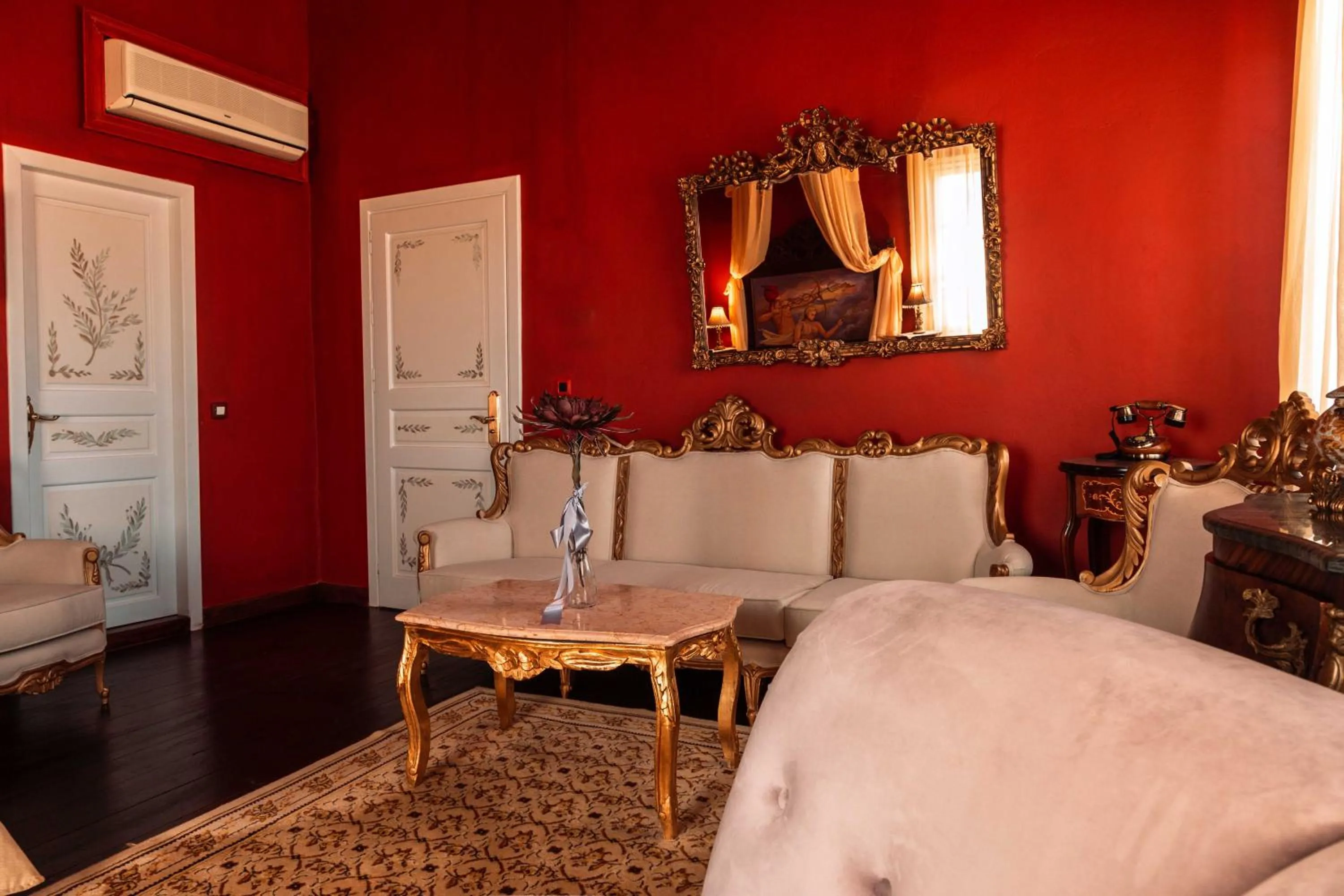 Living room, Bed in Ilion Hotel