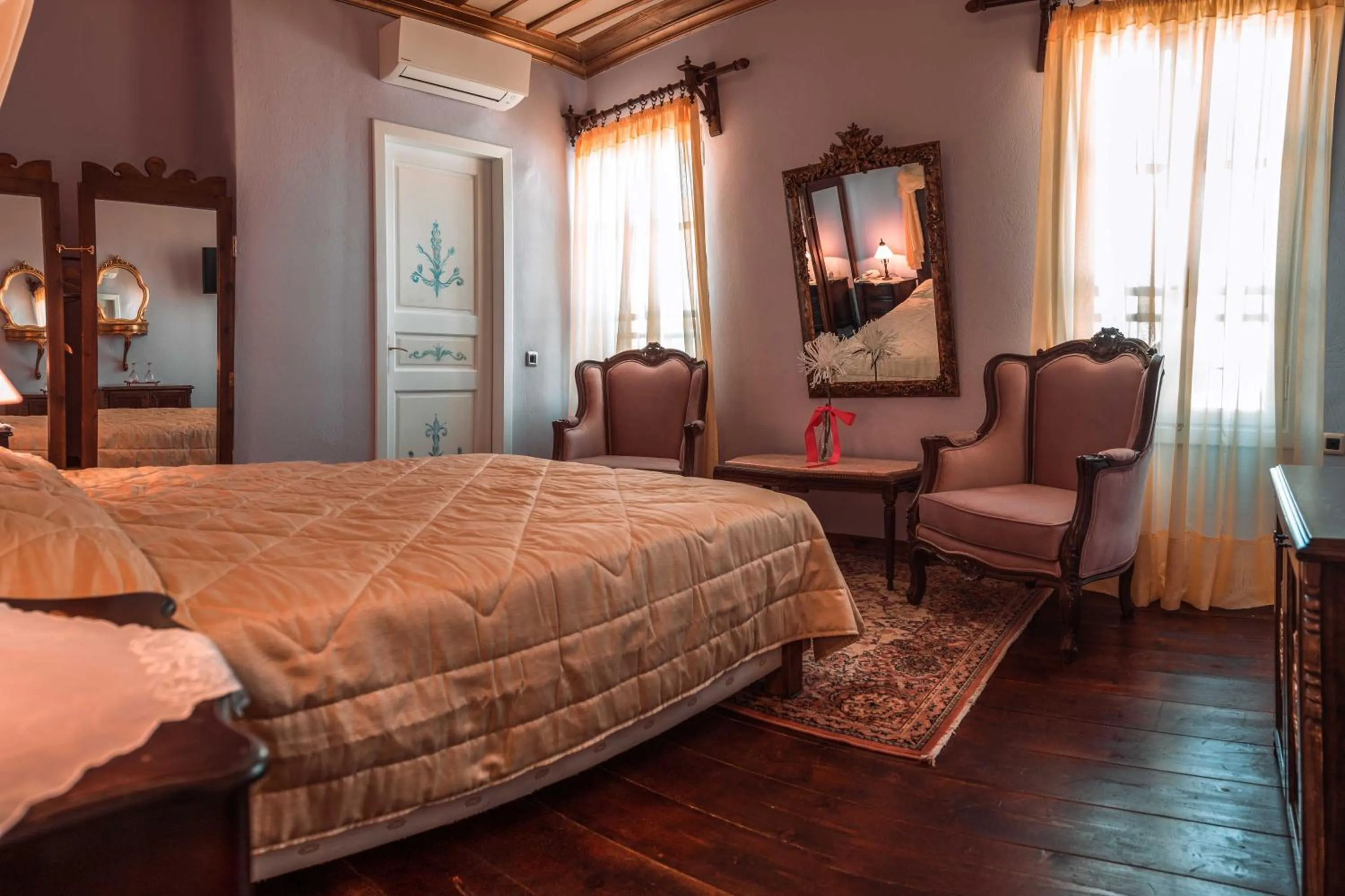 Photo of the whole room, Bed in Ilion Hotel