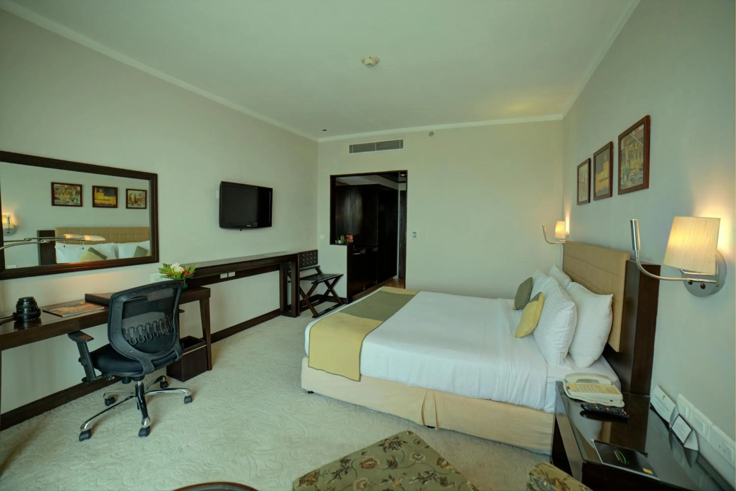 Bedroom, Bed in Goldfinch Hotel Delhi NCR