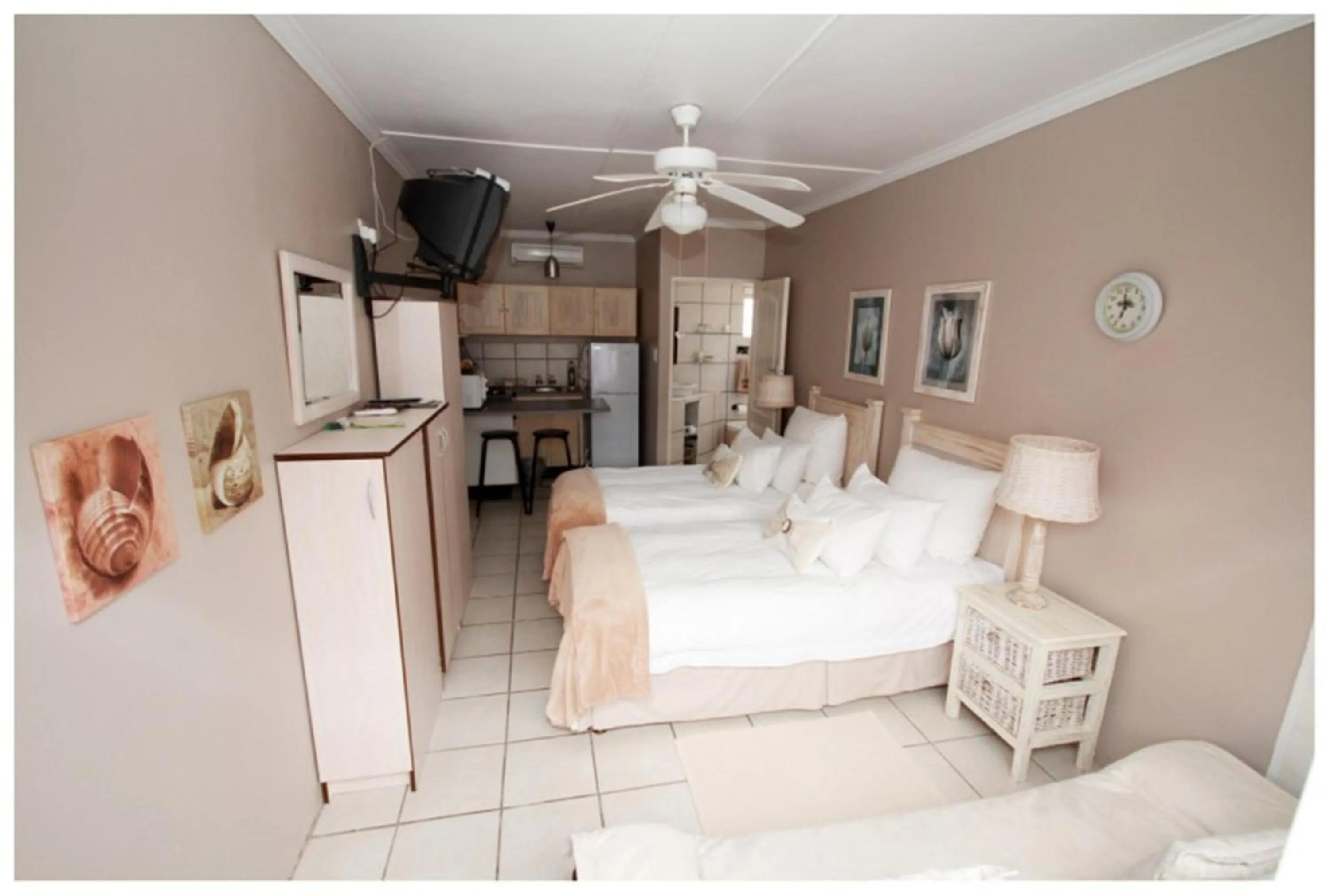 Photo of the whole room, Bed in Nahoon Bed & Breakfast