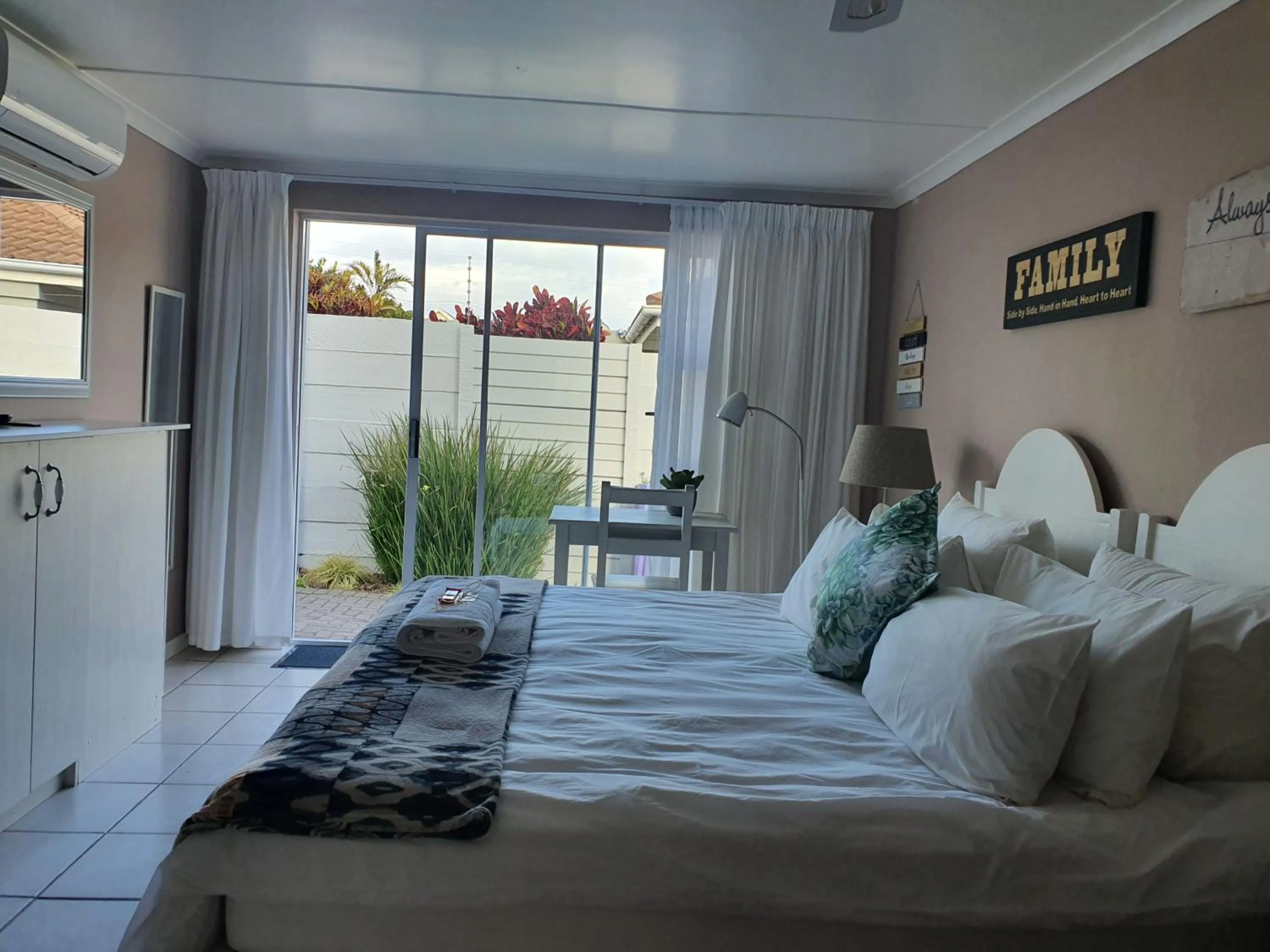 View (from property/room), Bed in Nahoon Bed & Breakfast