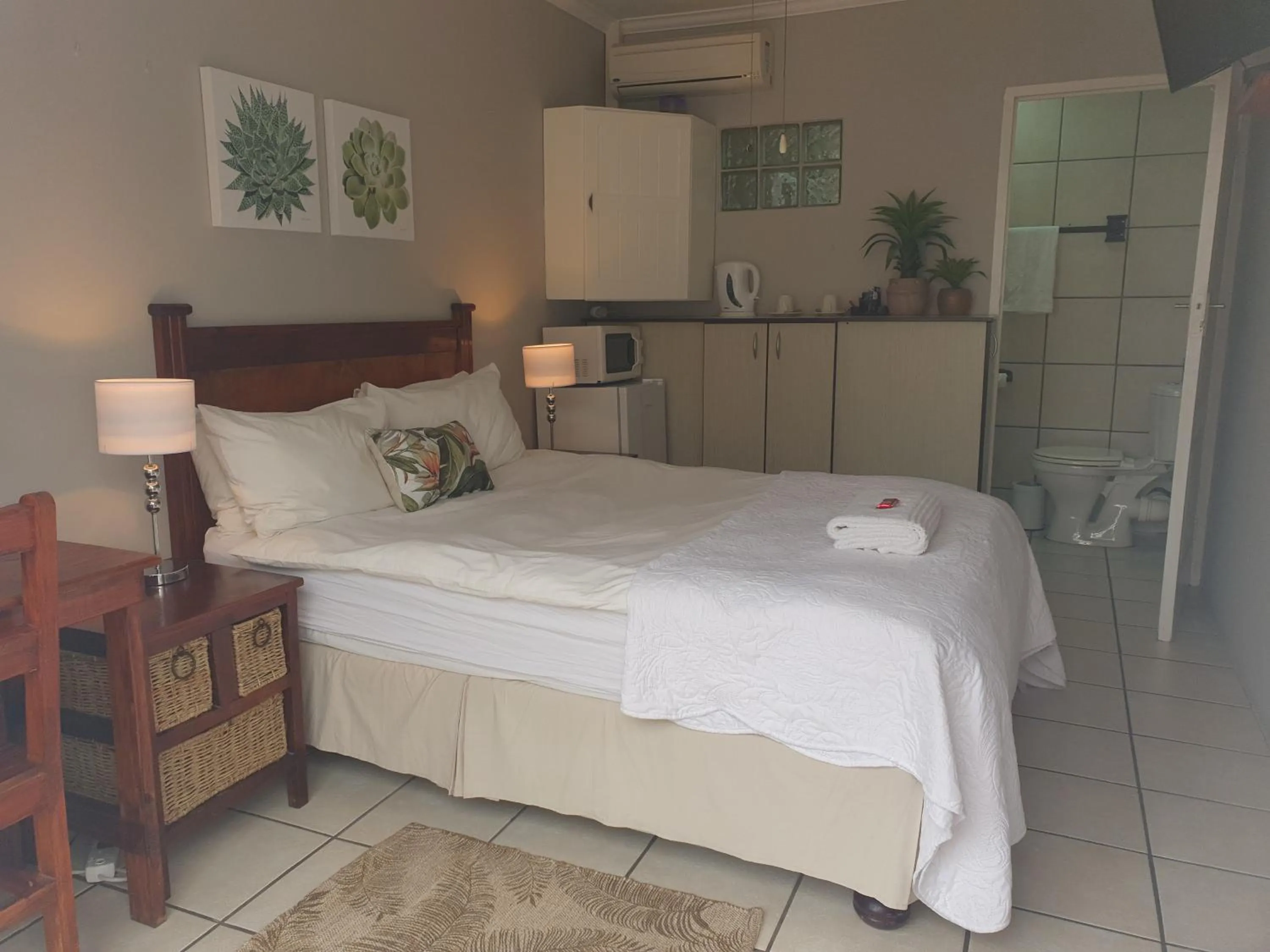 Bed in Nahoon Bed & Breakfast