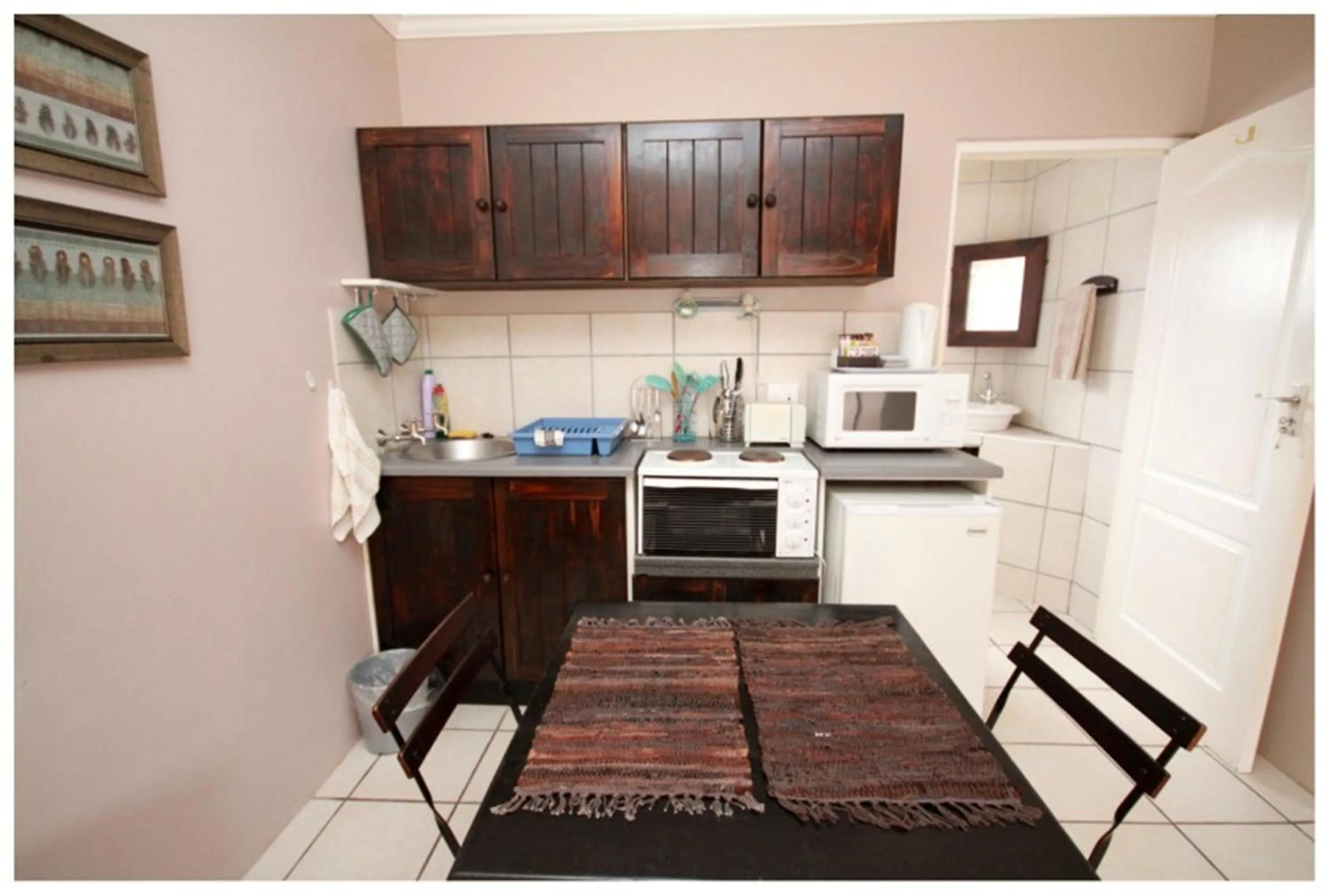 Kitchen or kitchenette in Nahoon Bed & Breakfast