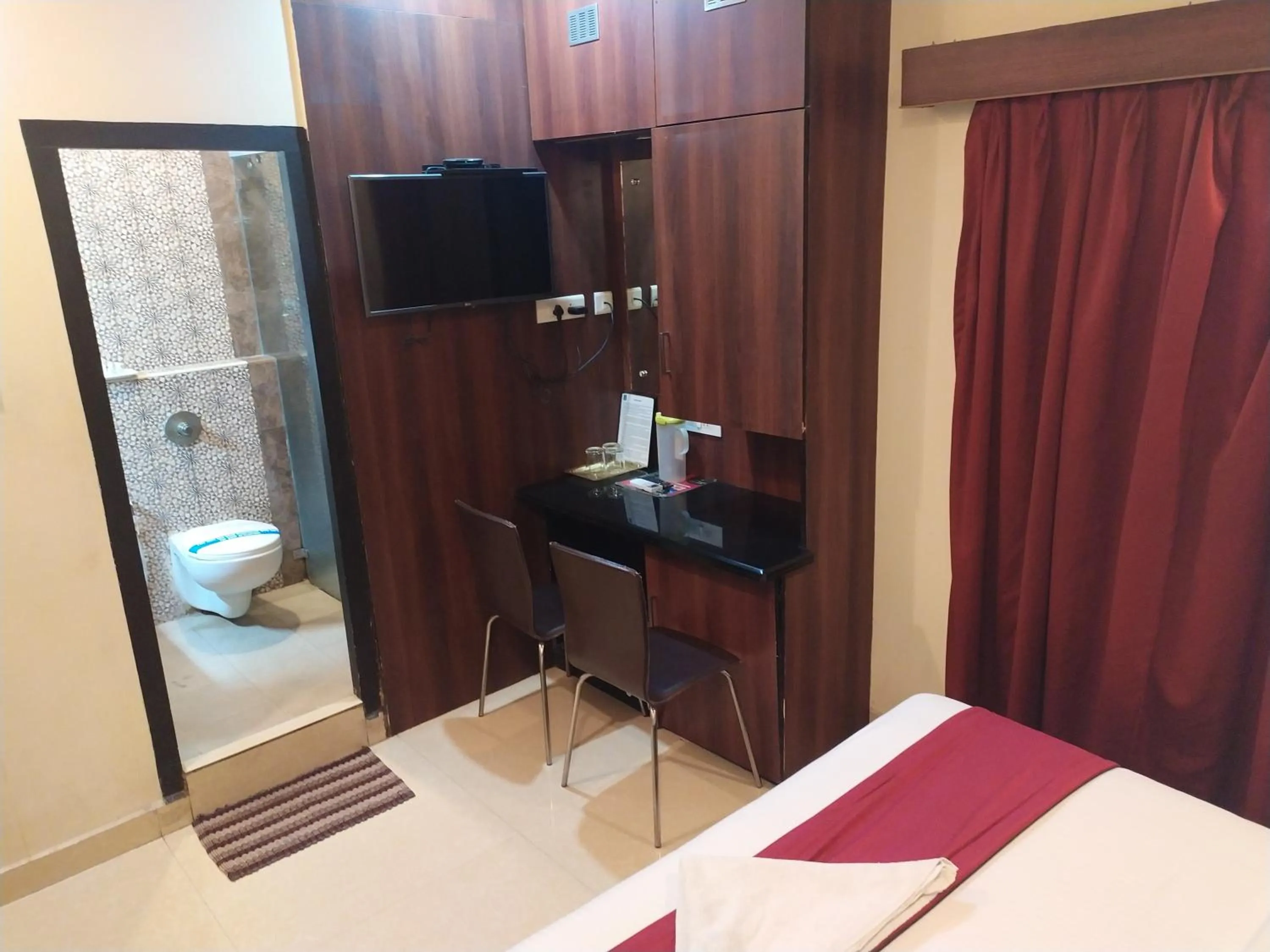 Toilet, Bed in Hotel Grand Parkway
