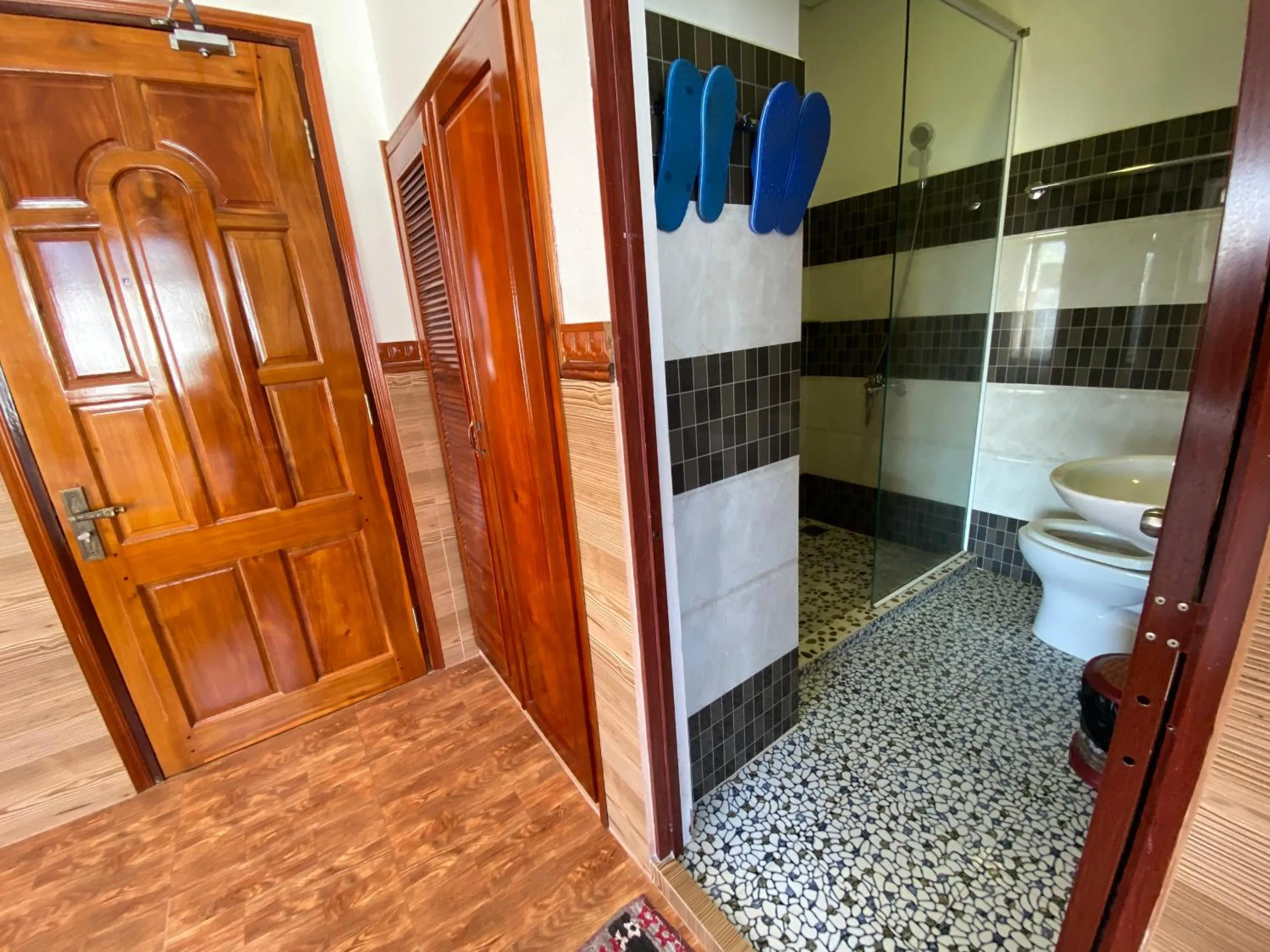 Shower in Huu Le Hotel