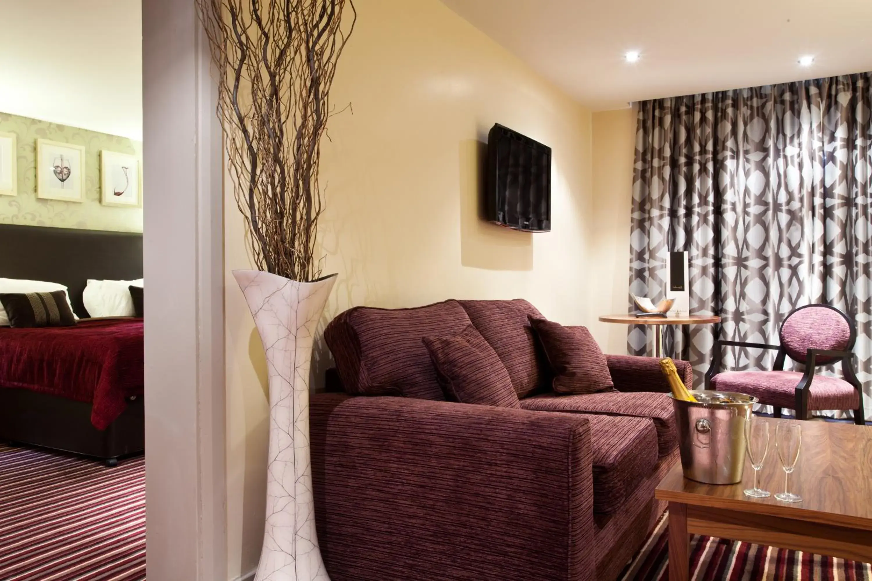 Seating area, Bed in Hull Humber View Hotel, BW Signature Collection Seating area, Bed in Hull Humber View Hotel, BW Signature Collection