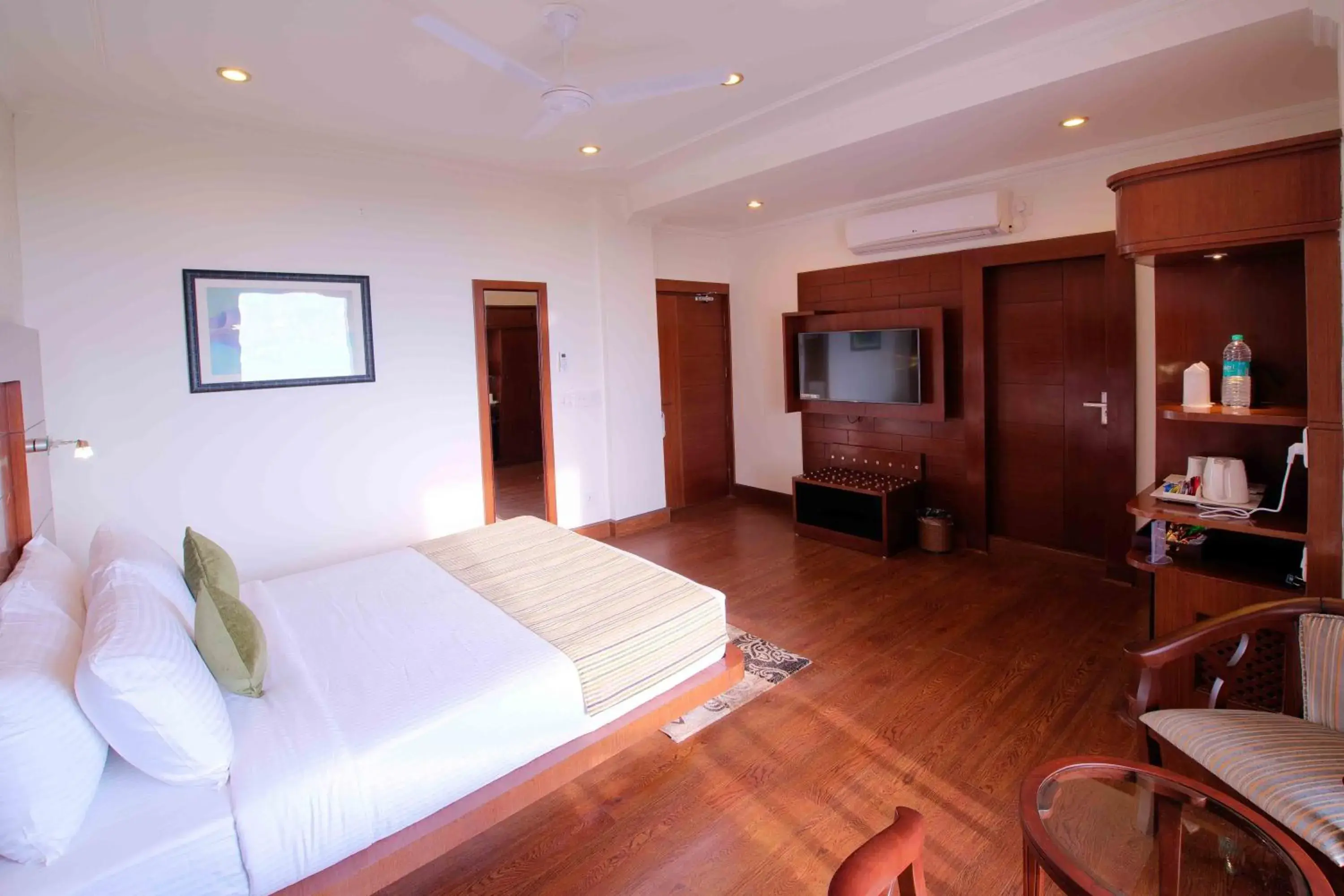 Single Room with Mountain View in White Ridge Hotel Single Room with Mountain View in White Ridge Hotel