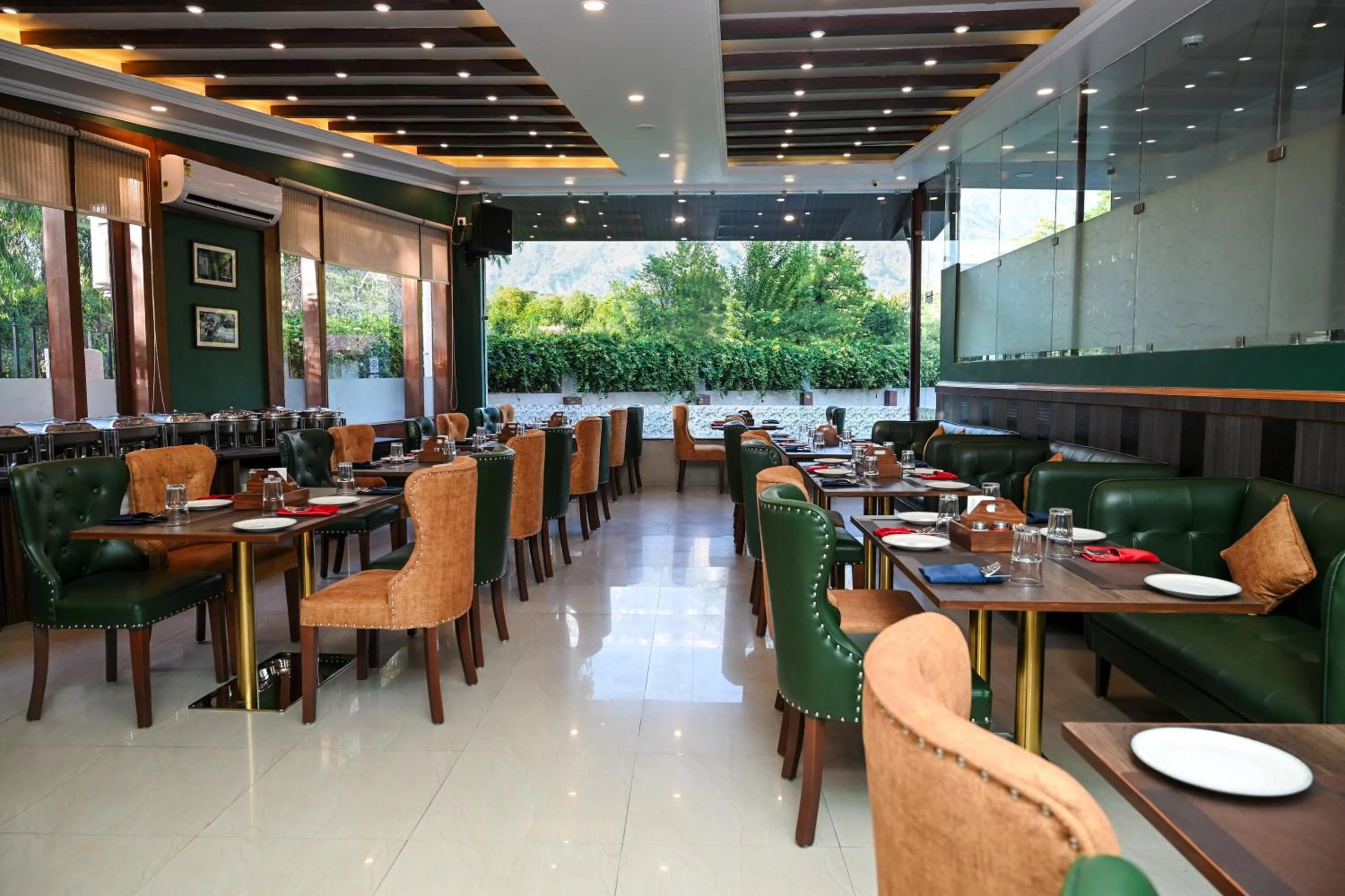 Restaurant/places to eat in White Ridge Hotel