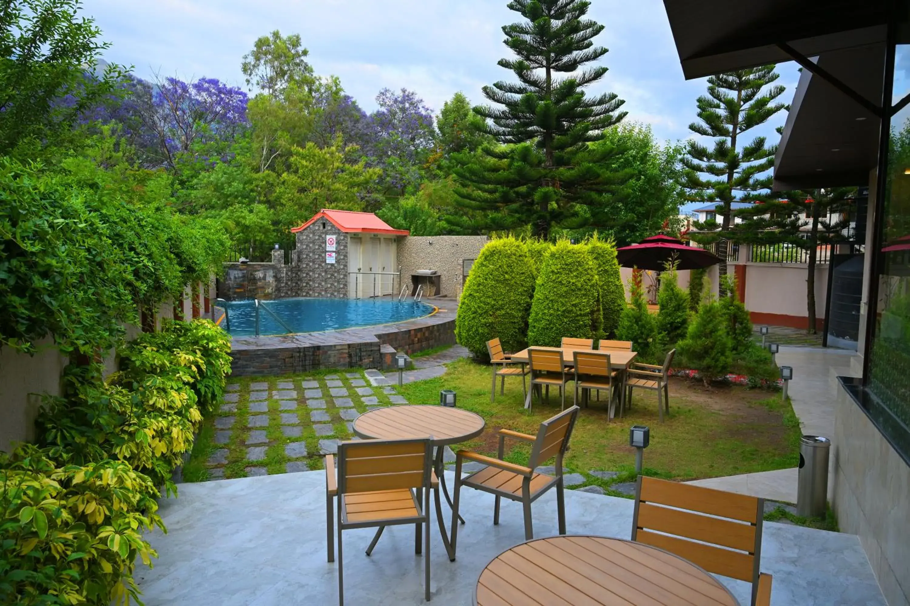 Garden view in White Ridge Hotel Garden view in White Ridge Hotel