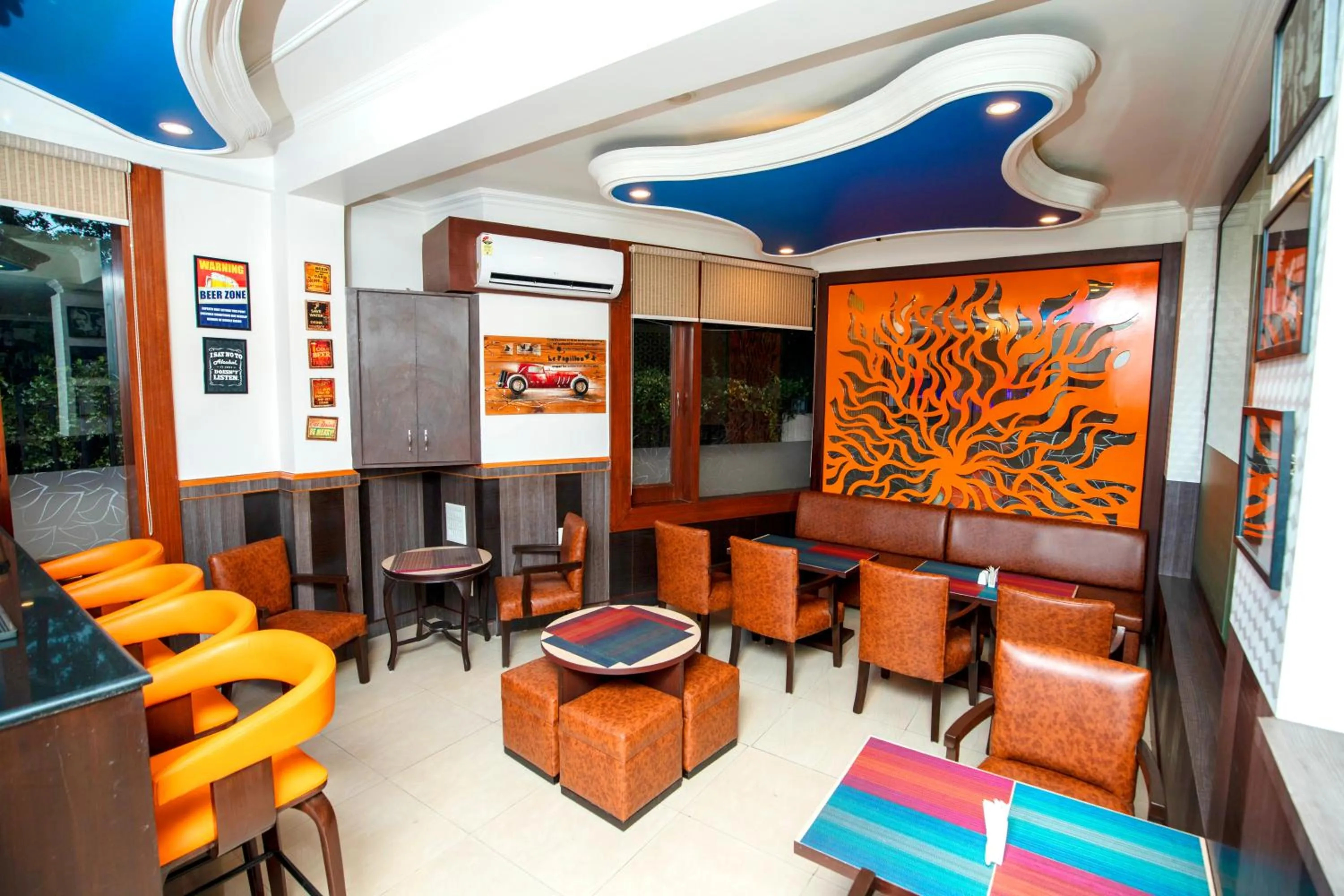 Lounge or bar in White Ridge Hotel