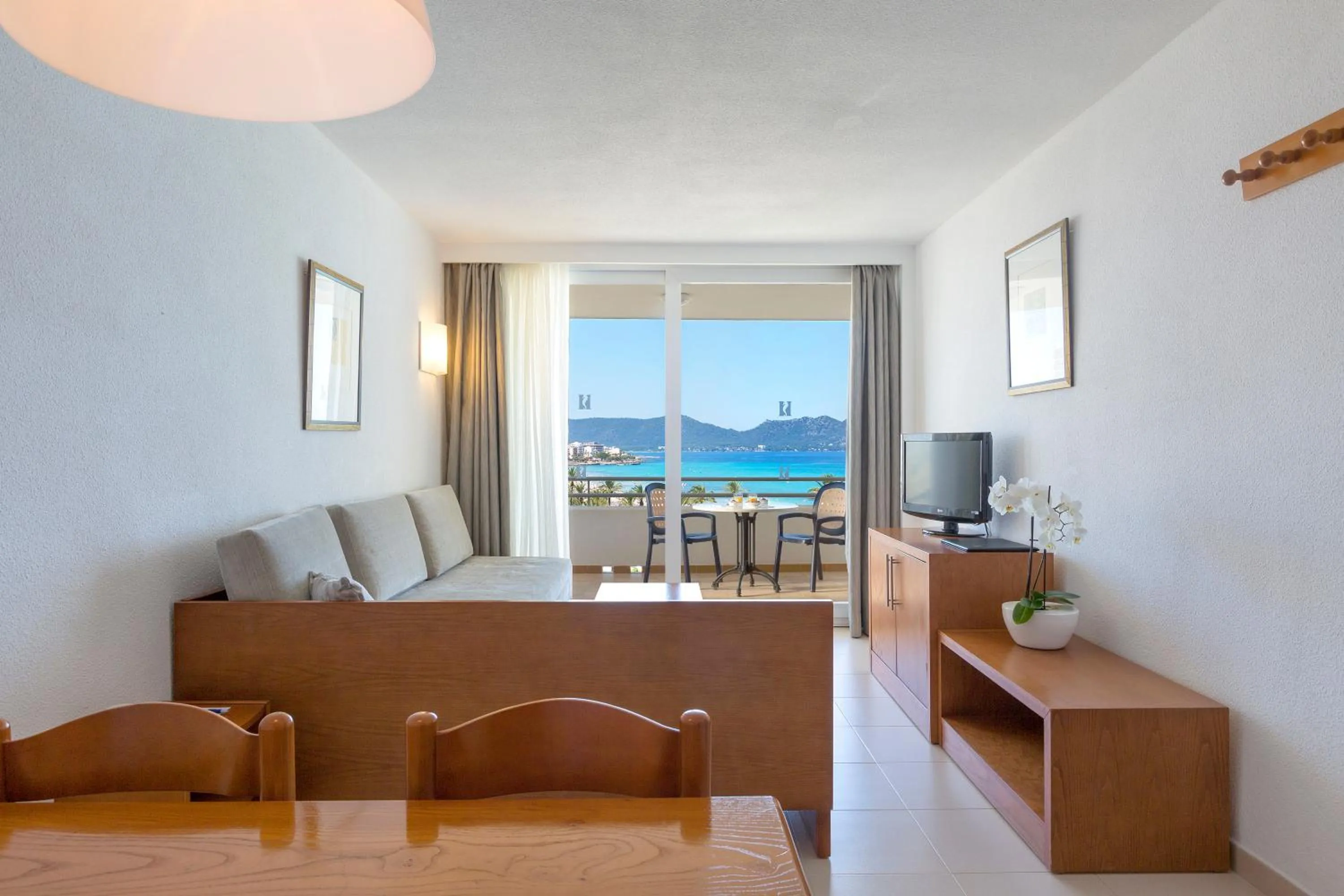 TV and multimedia in Hipotels Mercedes Aparthotel