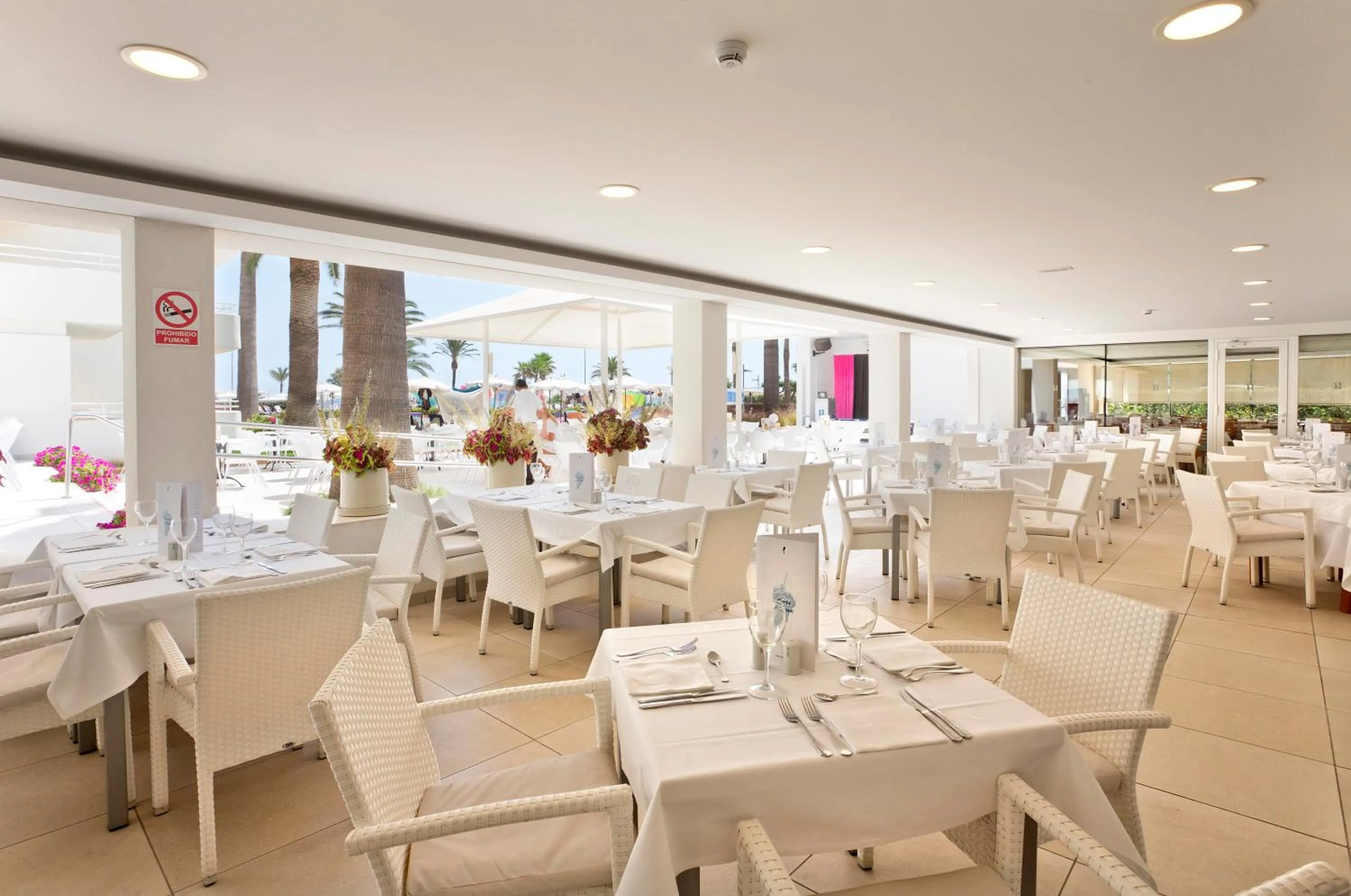 Restaurant/places to eat in Hipotels Mercedes Aparthotel