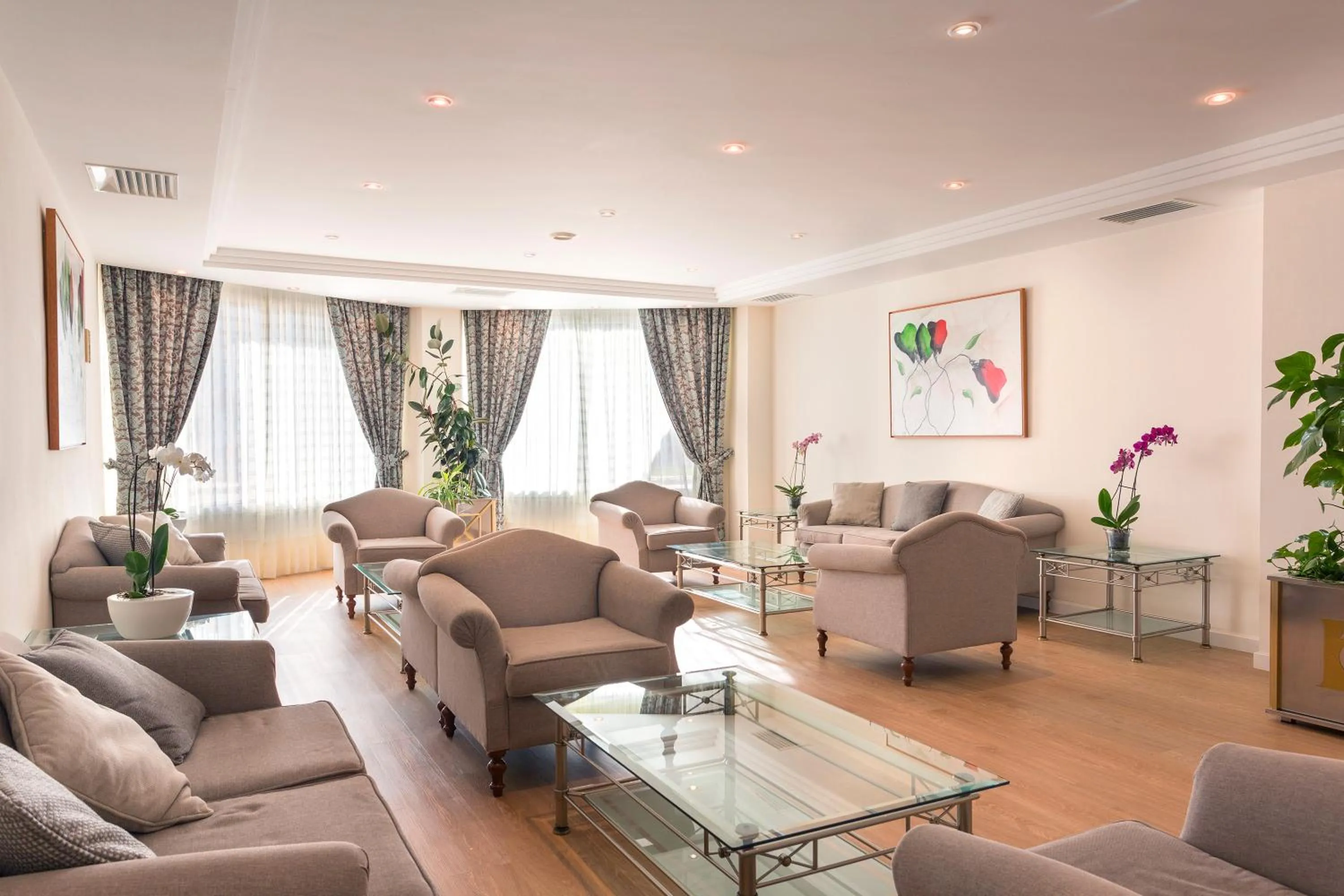 Communal lounge/ TV room in Hipotels Mercedes Aparthotel