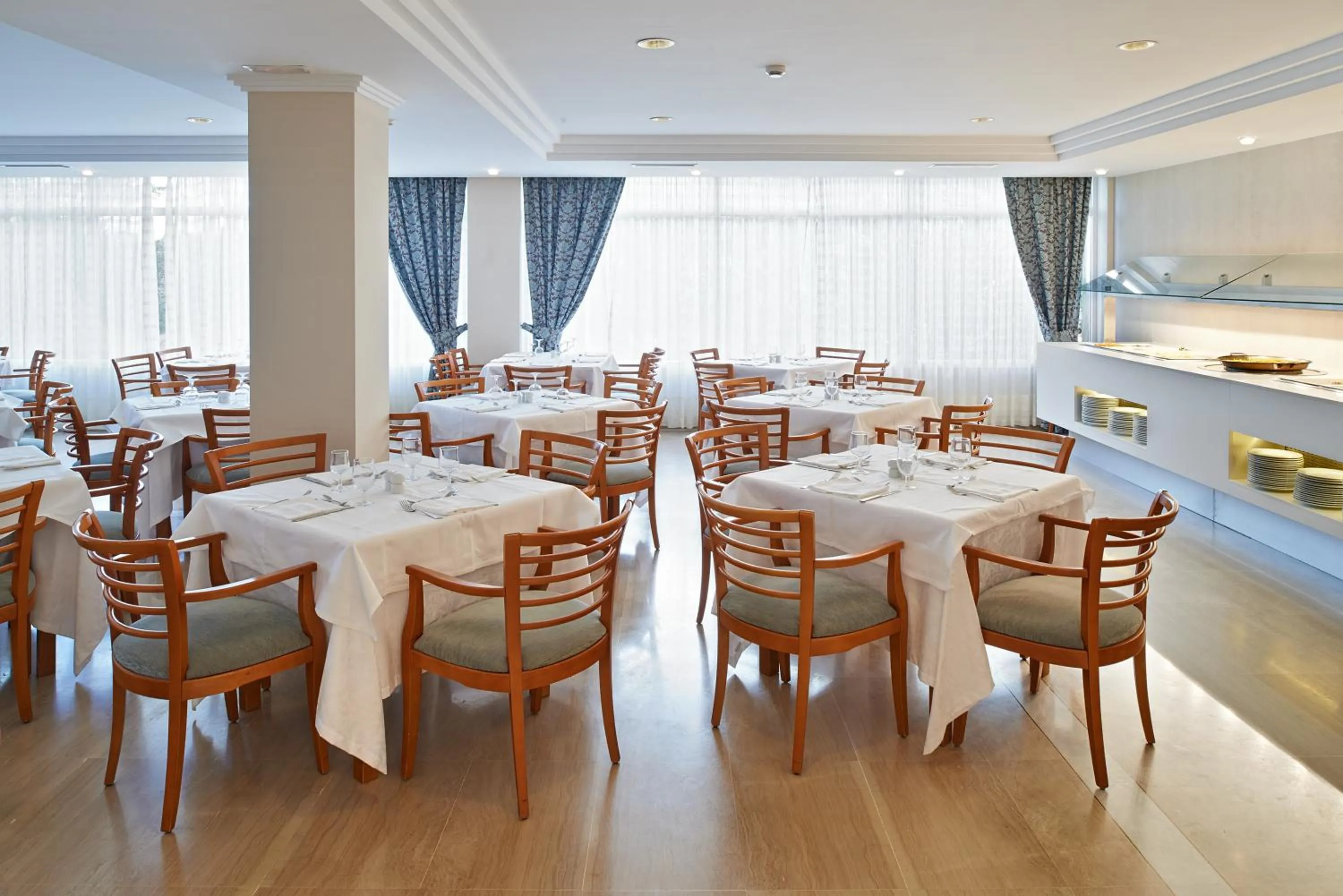 Restaurant/places to eat in Hipotels Mercedes Aparthotel