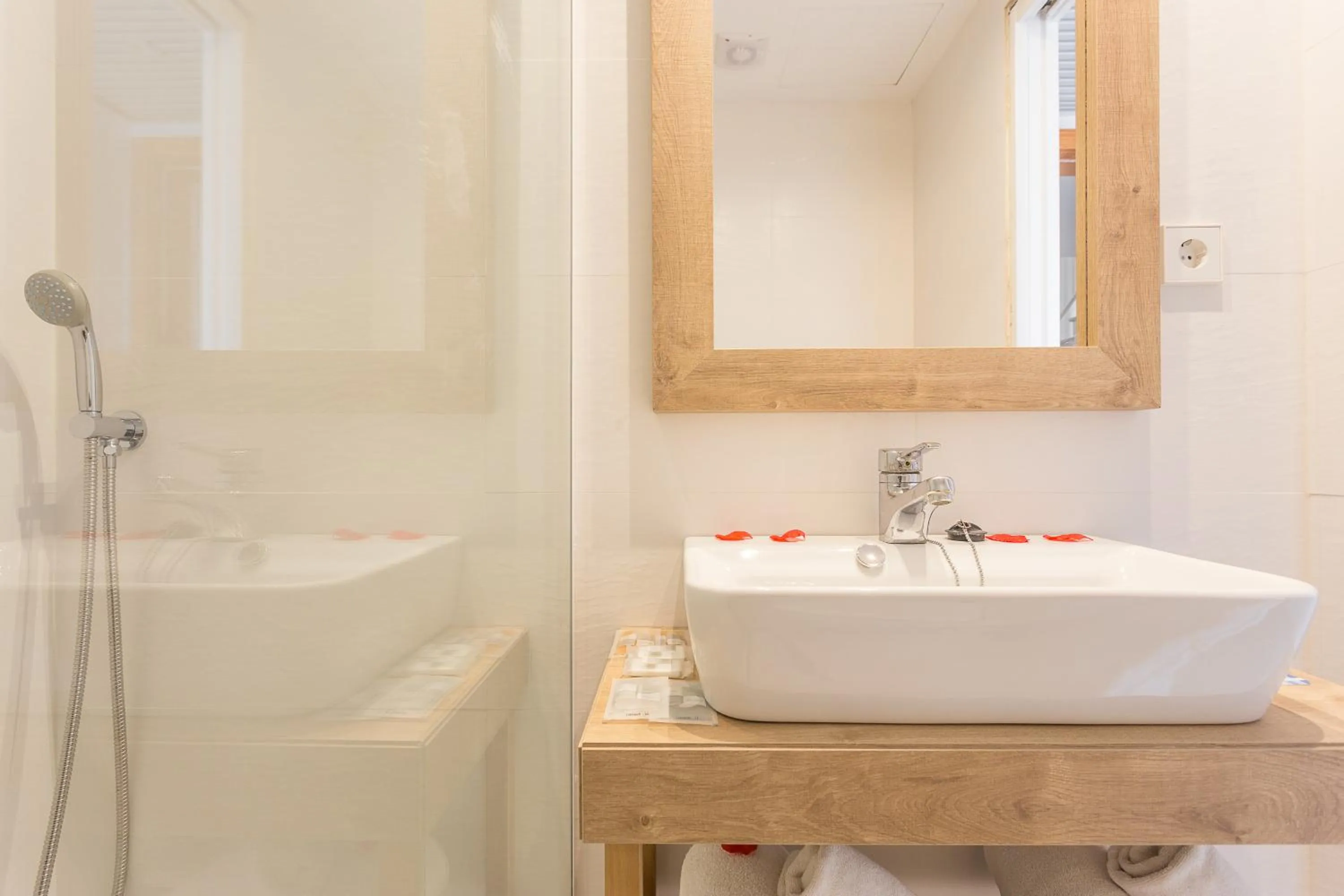 Shower in Apartamentos Ferrer Lime Tamarindos