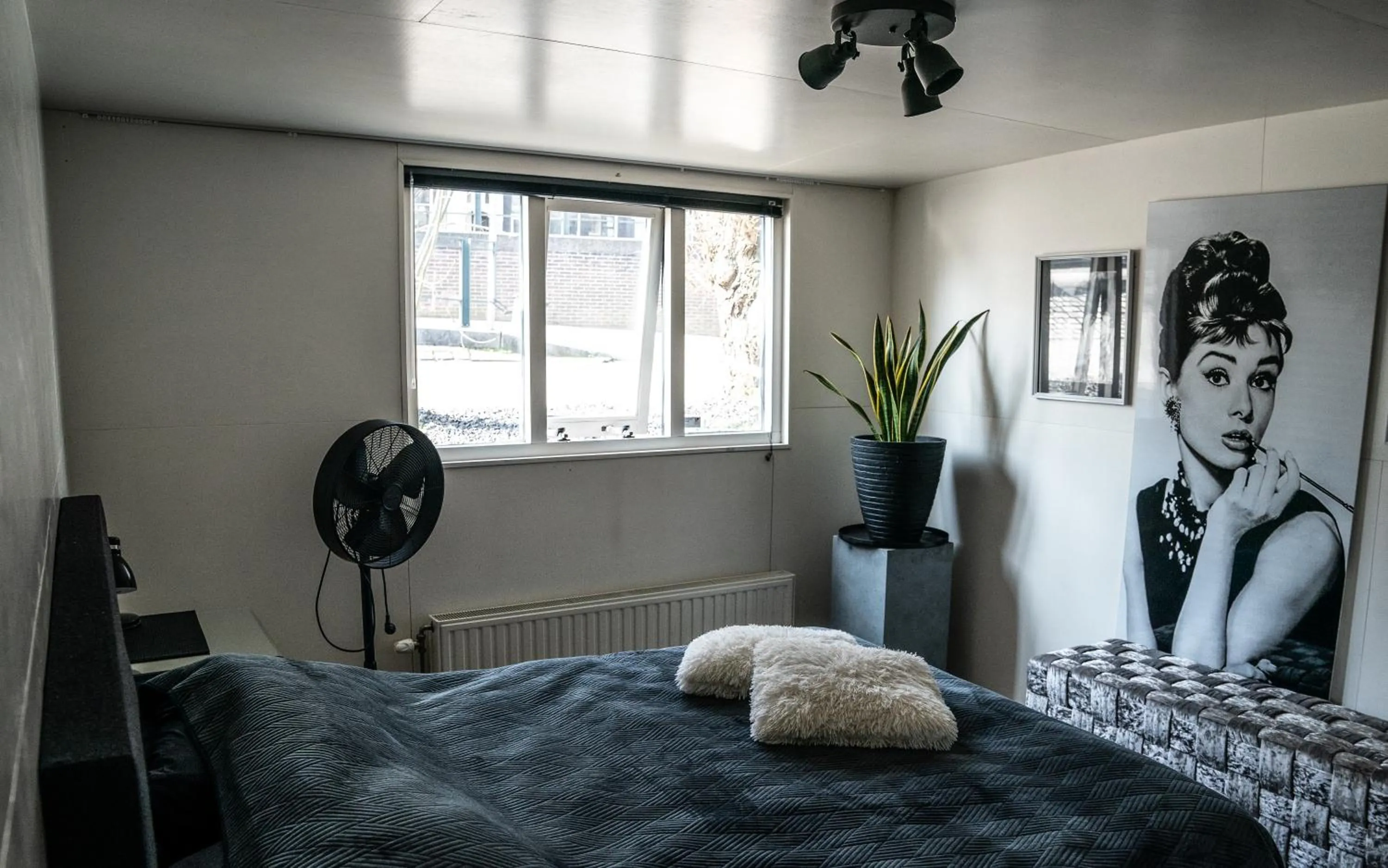 Bed in Houseboat-Amsterdam