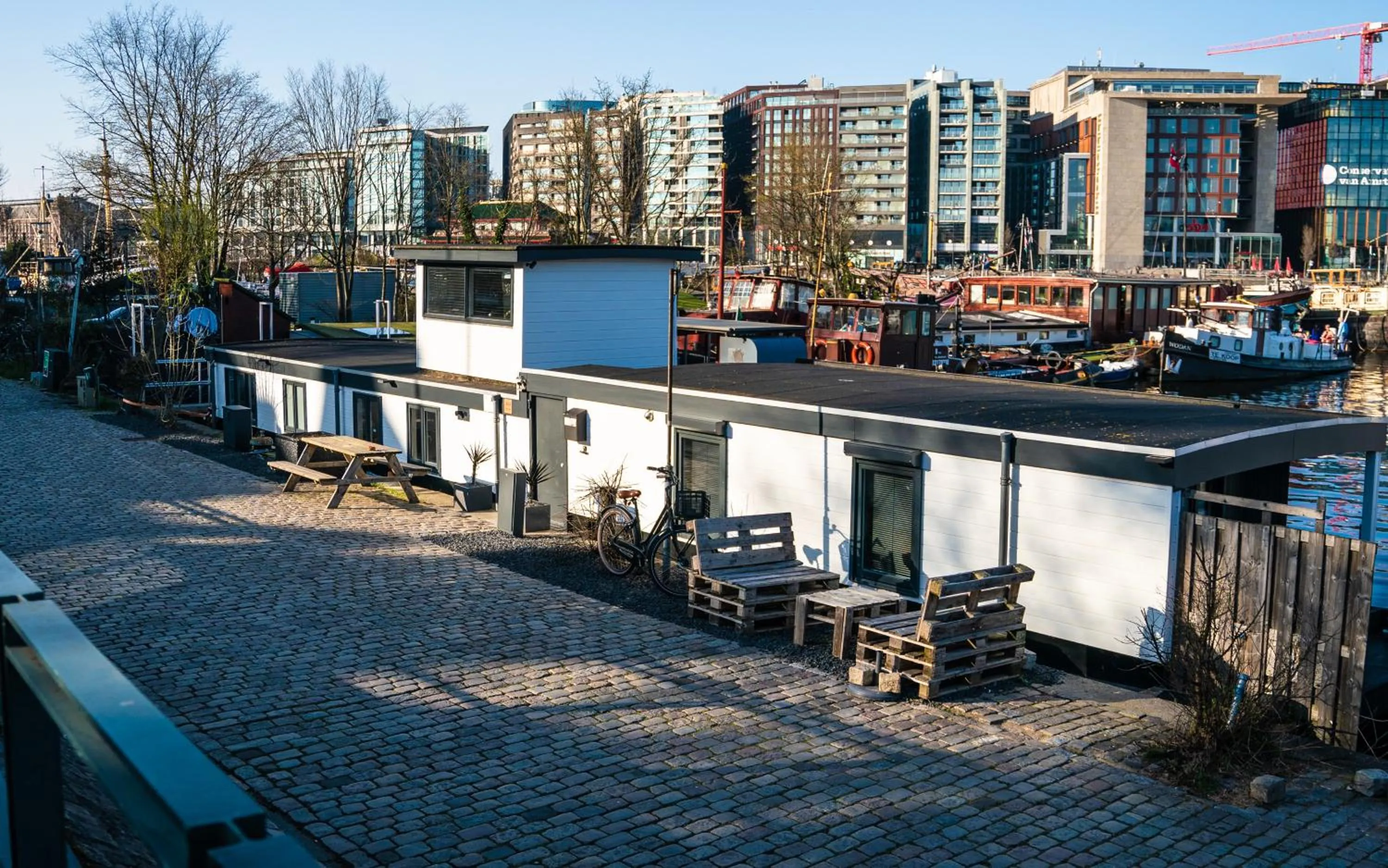 Property building in Houseboat-Amsterdam