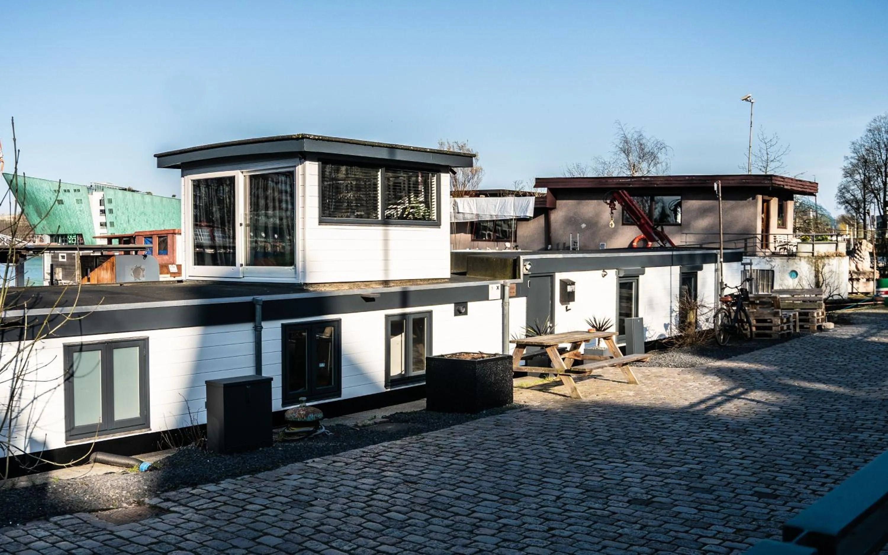 Property building in Houseboat-Amsterdam