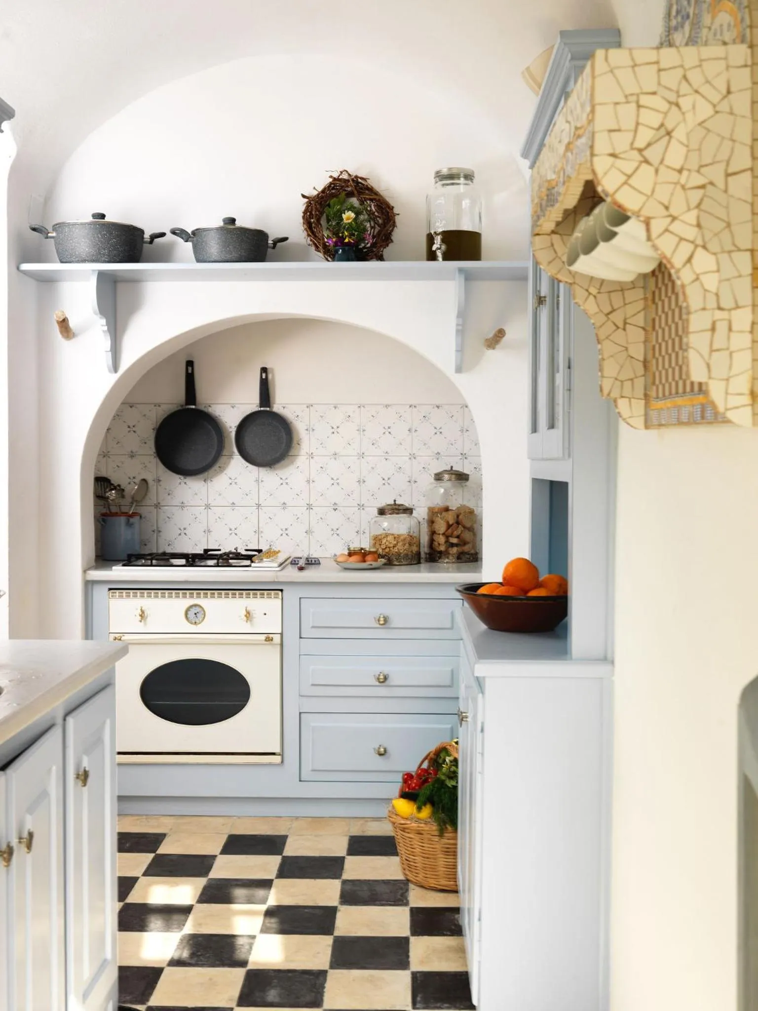 Kitchen or kitchenette in OIA UNIQUE HOMES by K&K