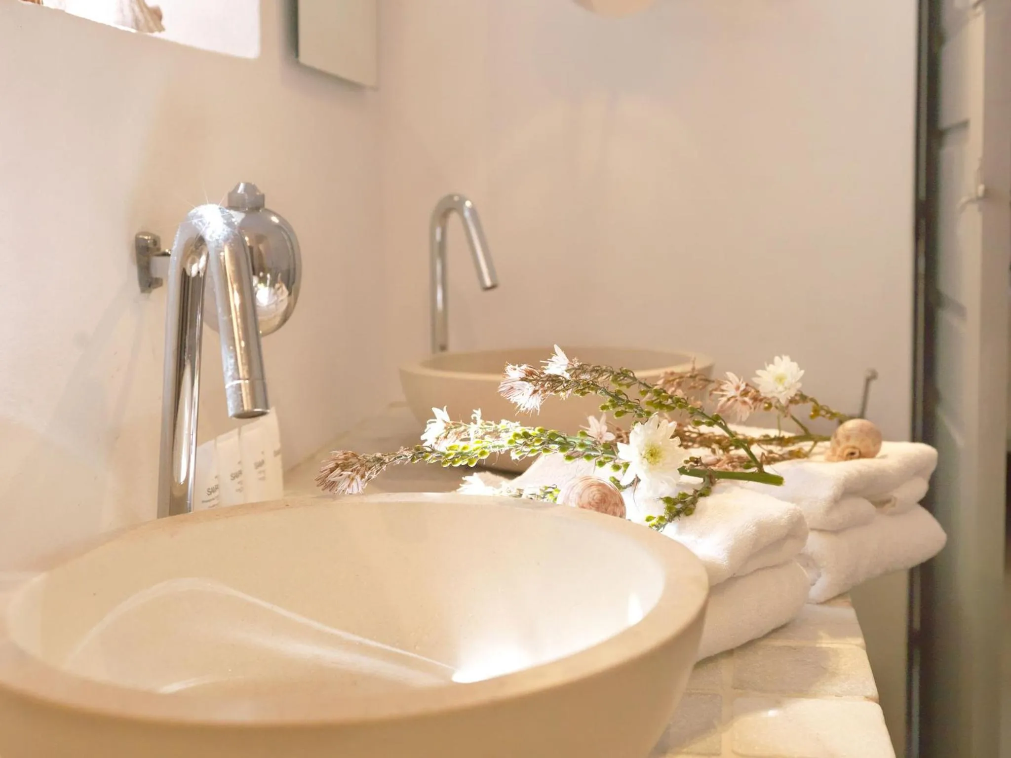 Bathroom in OIA UNIQUE HOMES by K&K