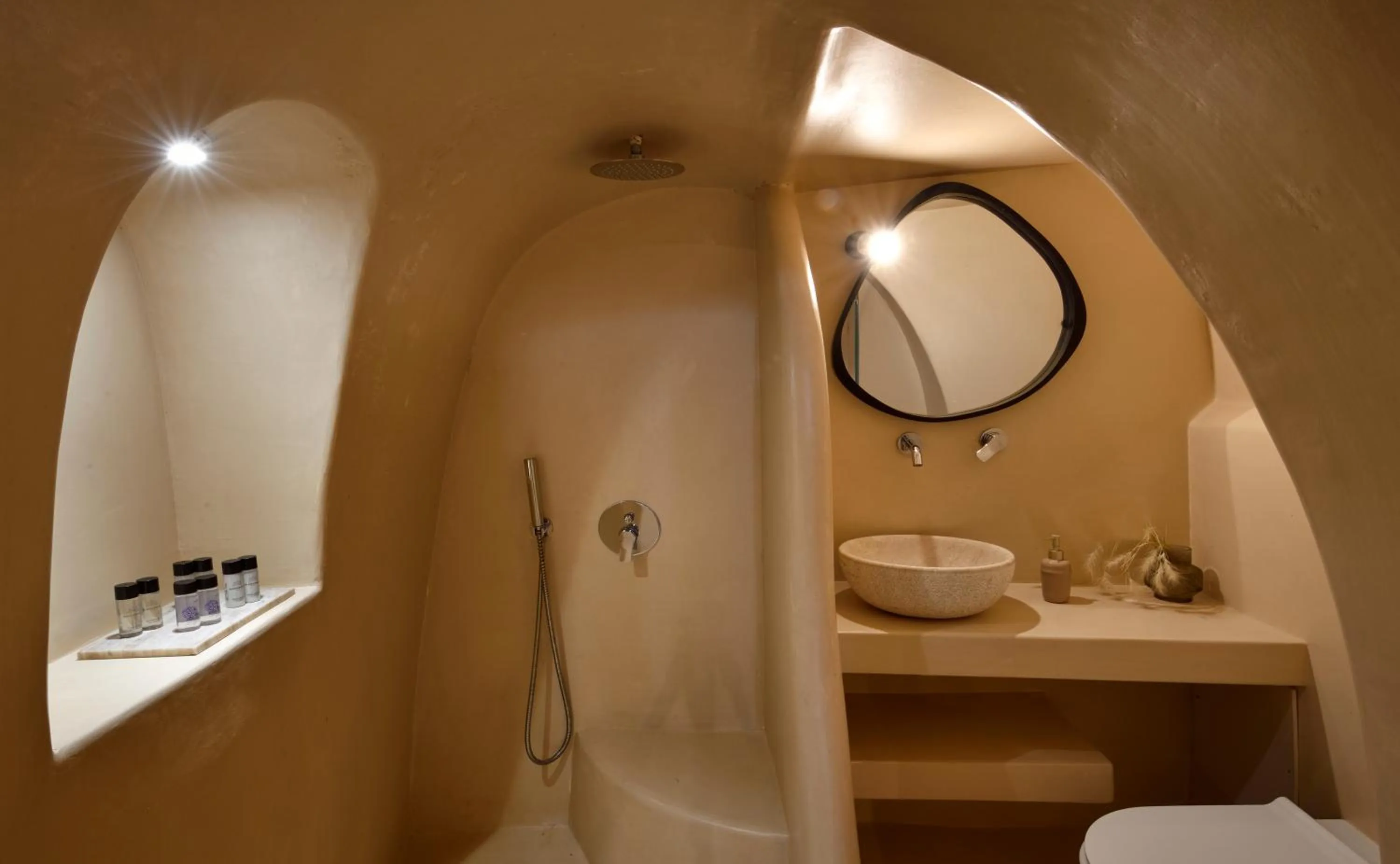 Bathroom in OIA UNIQUE HOMES by K&K