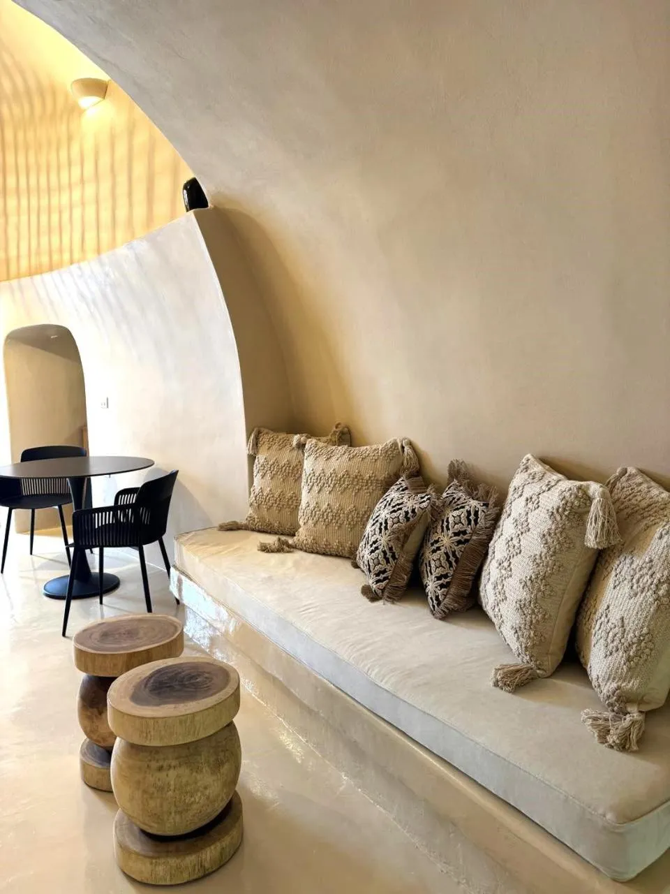 Seating area in OIA UNIQUE HOMES by K&K