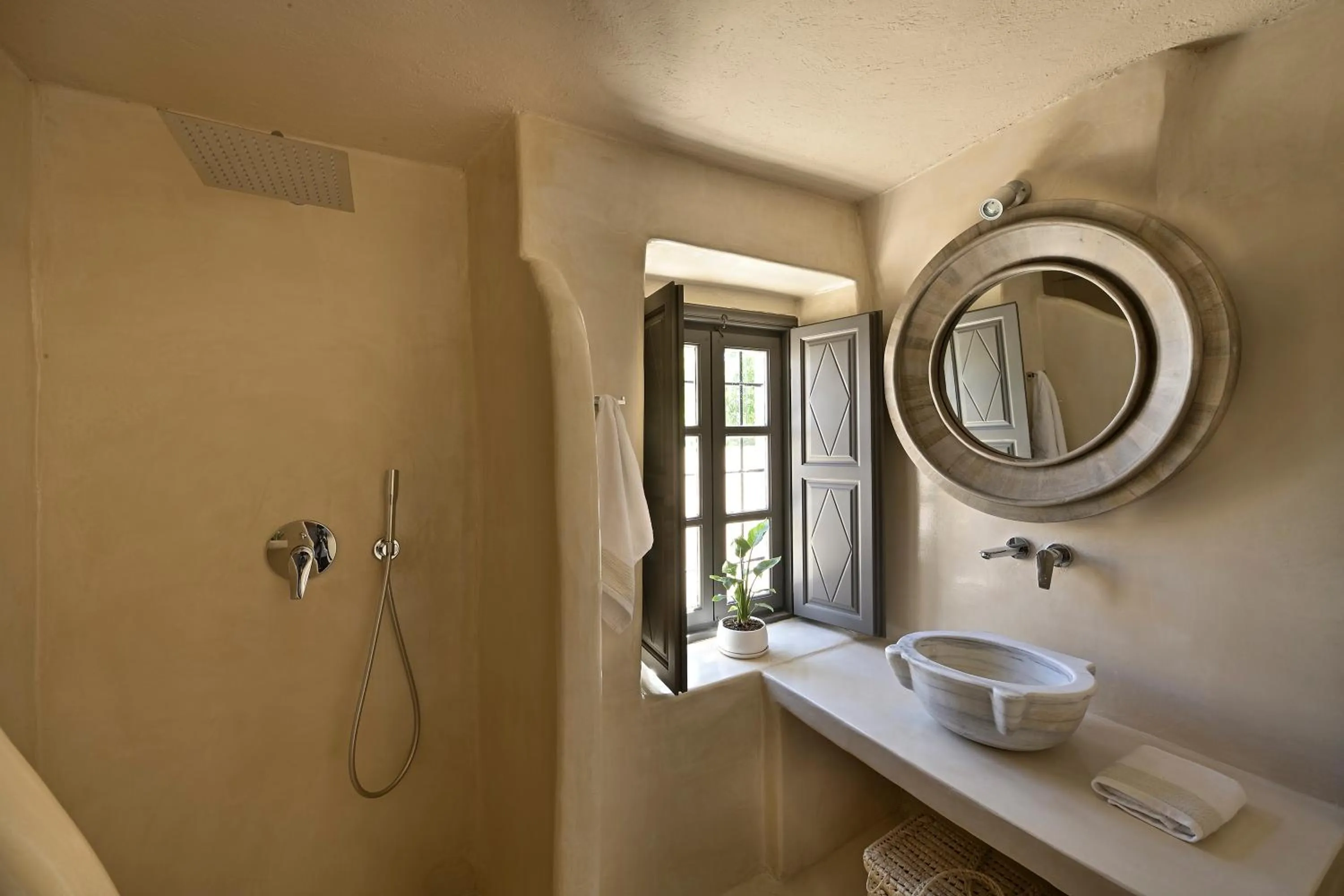 Bathroom in OIA UNIQUE HOMES by K&K