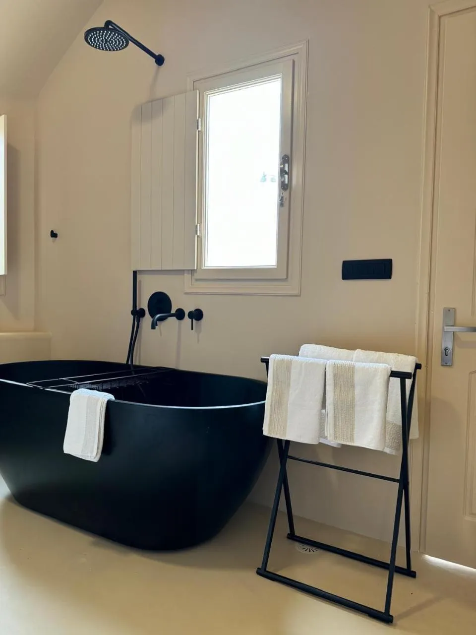 Photo of the whole room in OIA UNIQUE HOMES by K&K