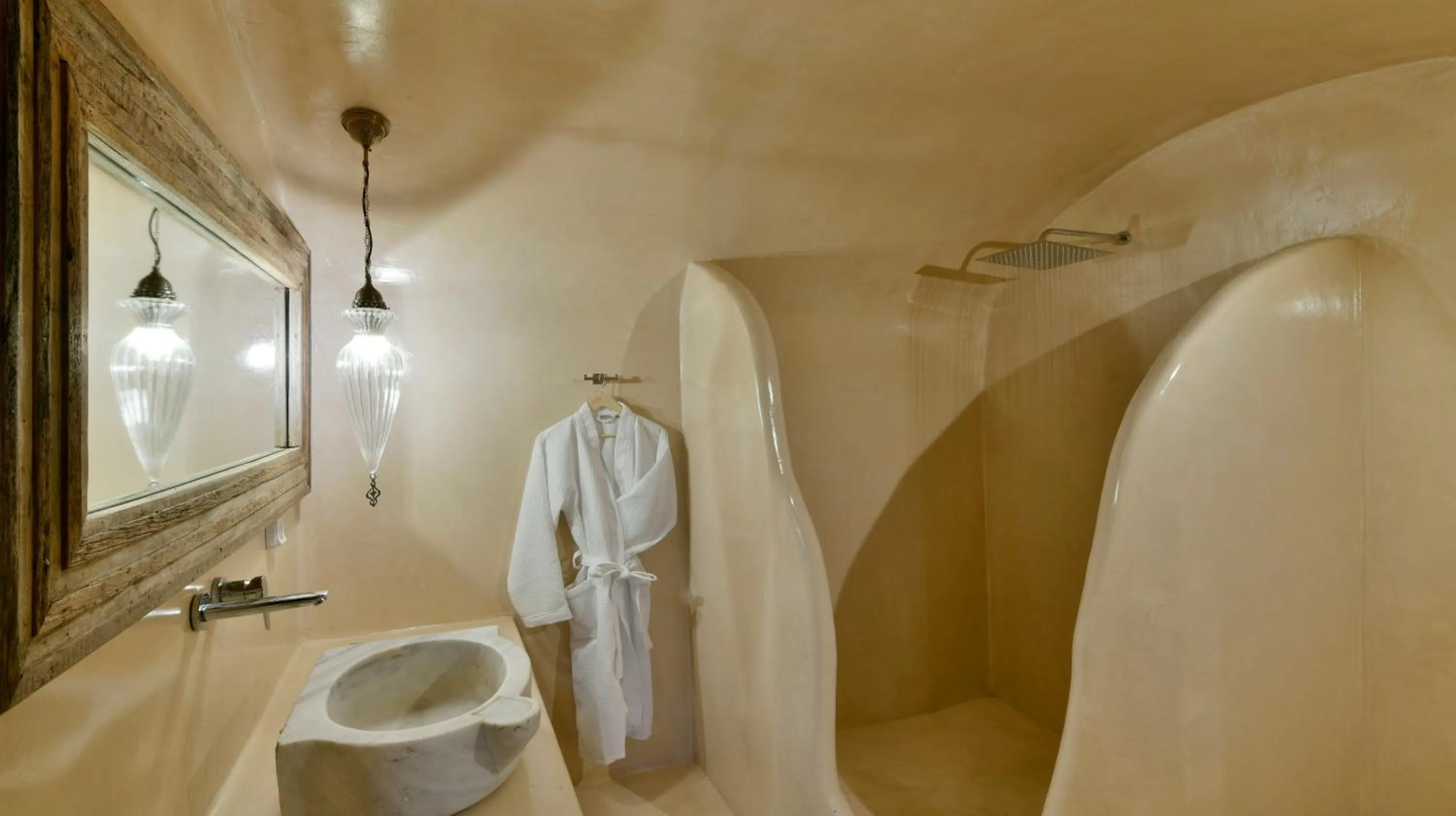 Bathroom in OIA UNIQUE HOMES by K&K