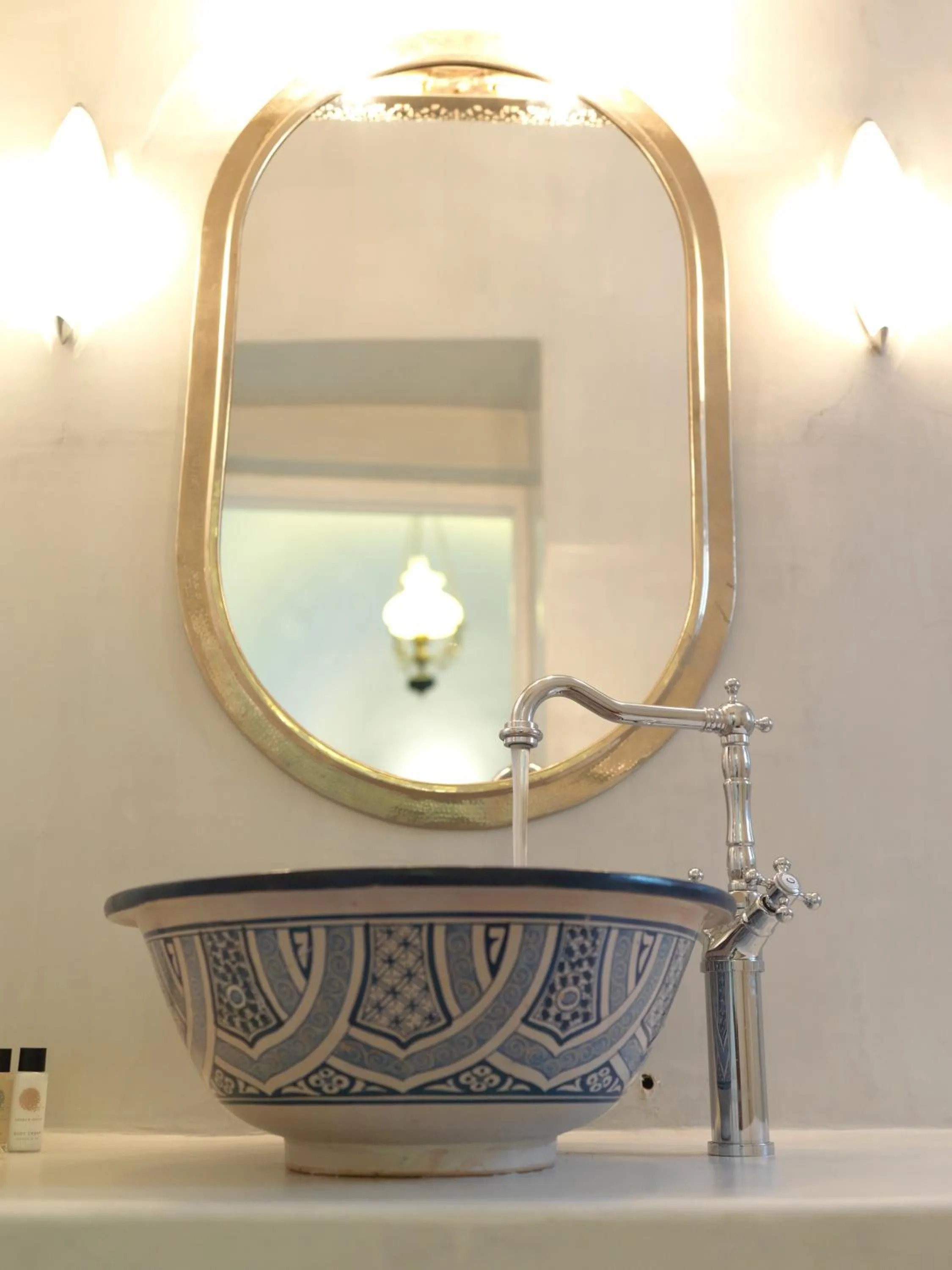 Bathroom in OIA UNIQUE HOMES by K&K