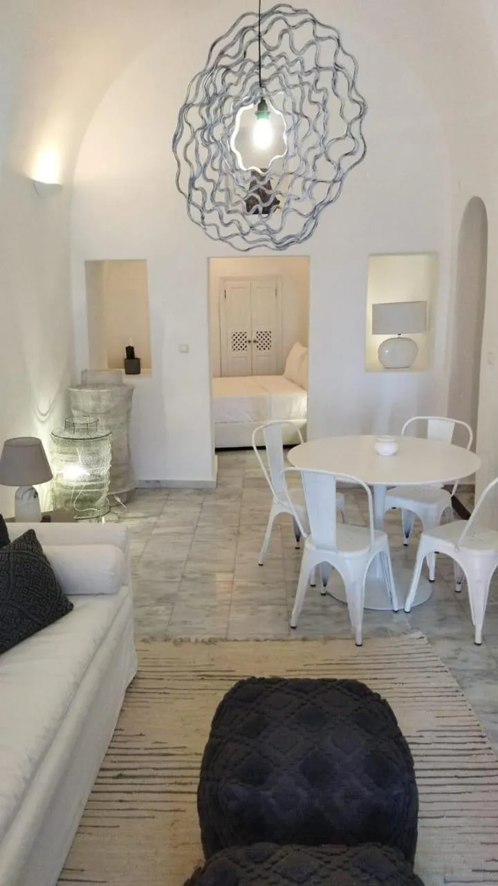 Seating area in OIA UNIQUE HOMES by K&K