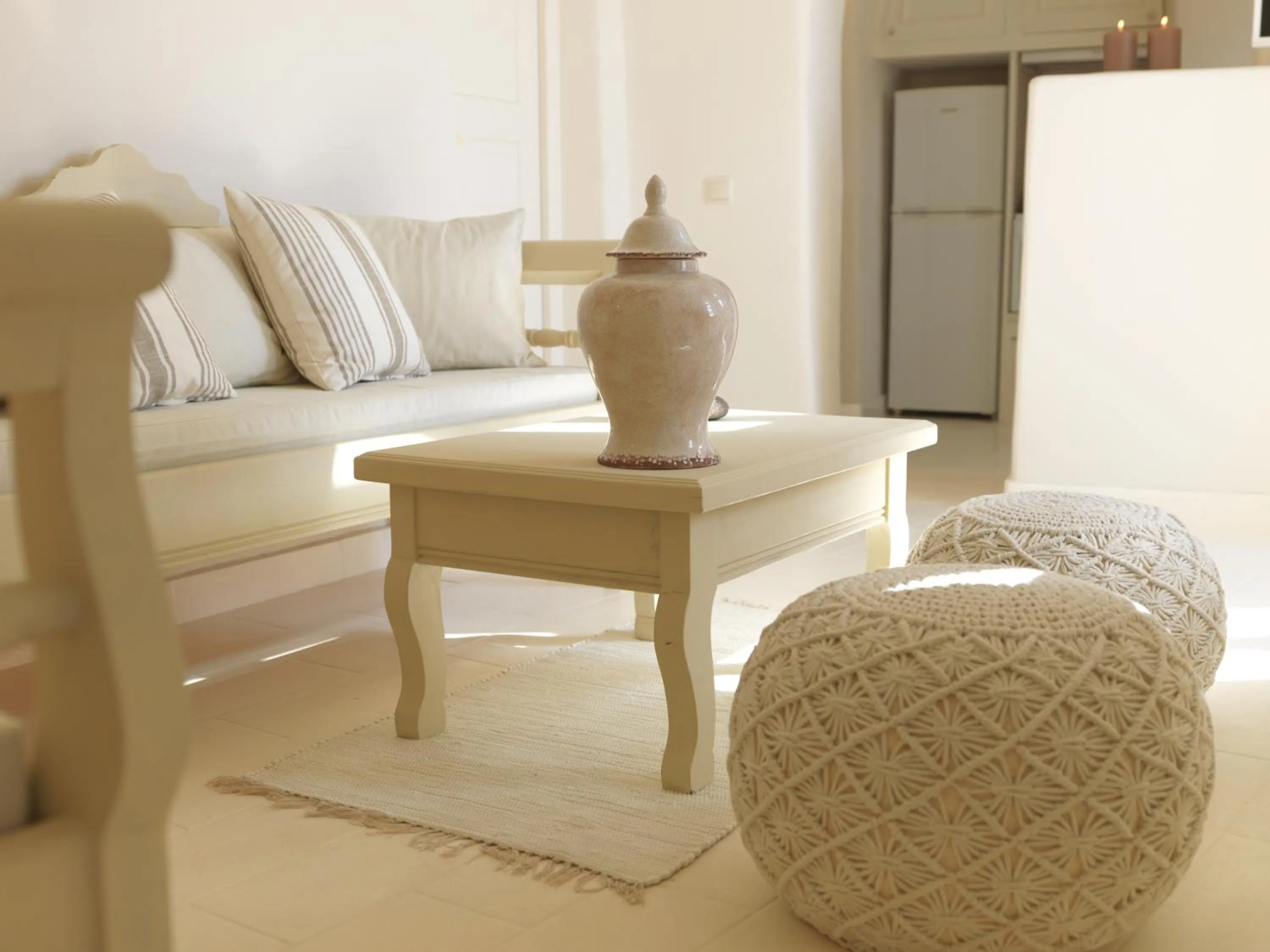 Living room, Bed in OIA UNIQUE HOMES by K&K